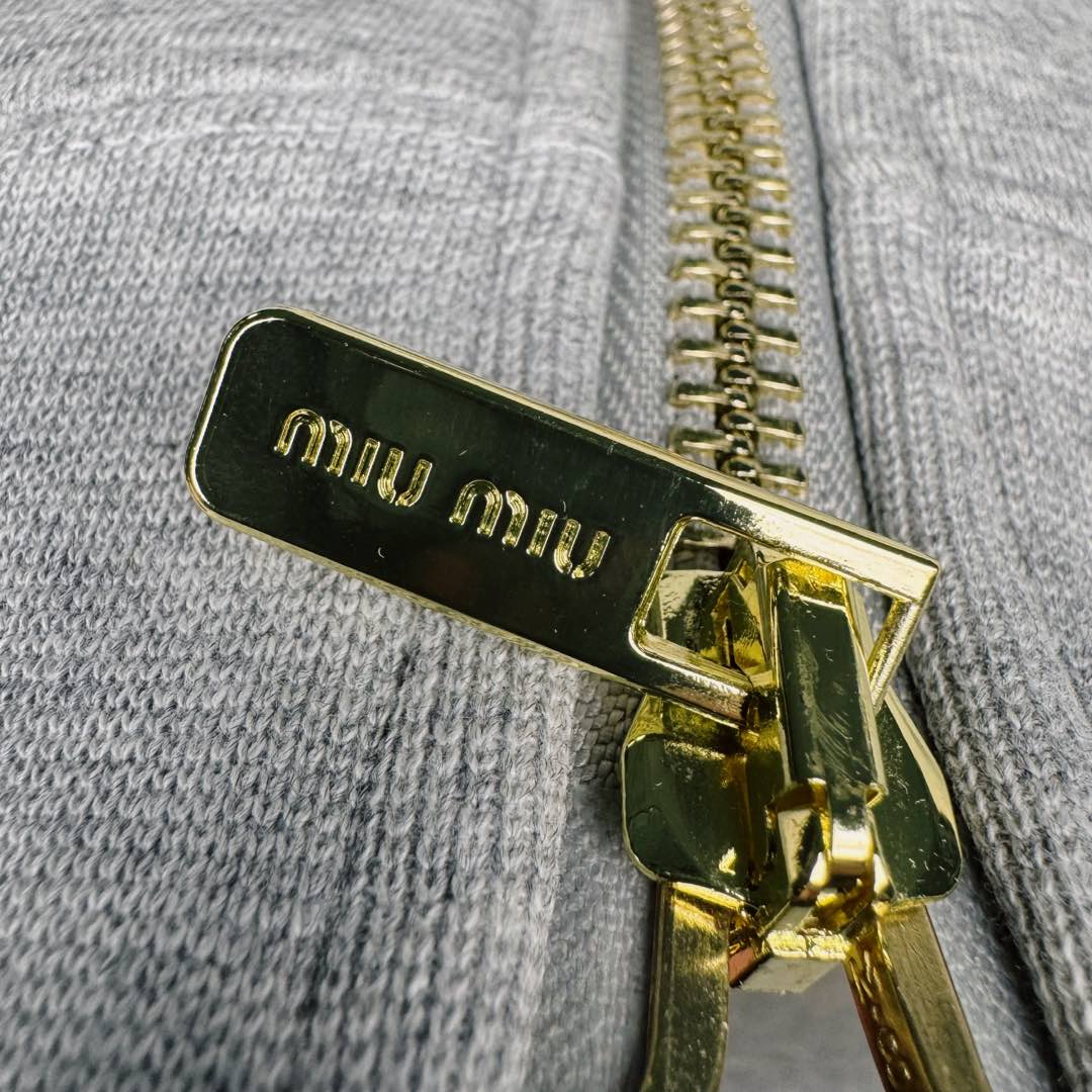 图片[13]-MIU MIU SS23 缪缪连帽拉链纯色长袖夹克 灰色 17400太古汇购入 研发半年为了做这款衣服自购一台特种机 市场其他所有版本miumiu缝线都不整齐或者使用激光烧花 激光烧花工艺会导致面料边发黄发硬 此件面料采用三层工艺 主面料380克重定制花灰纯棉 复合280克反面内里 中间使用100克布帛衔接 整件克重达到760 拉链采用瑞士牙riri拉链 非常昂贵 内里领口 侧面 下摆全部手工走线 市场版本这三个地方全是简化工艺 整件衣服非常重工 出货非常难 春款仅一批不再补货 手慢无 尺码：S M L XL-选品中心