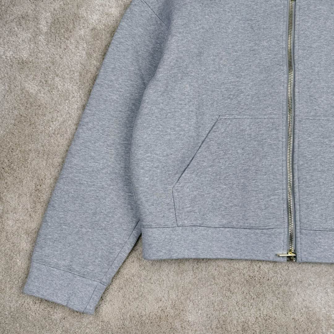 图片[6]-MIU MIU SS23 缪缪连帽拉链纯色长袖夹克 灰色 17400太古汇购入 研发半年为了做这款衣服自购一台特种机 市场其他所有版本miumiu缝线都不整齐或者使用激光烧花 激光烧花工艺会导致面料边发黄发硬 此件面料采用三层工艺 主面料380克重定制花灰纯棉 复合280克反面内里 中间使用100克布帛衔接 整件克重达到760 拉链采用瑞士牙riri拉链 非常昂贵 内里领口 侧面 下摆全部手工走线 市场版本这三个地方全是简化工艺 整件衣服非常重工 出货非常难 春款仅一批不再补货 手慢无 尺码：S M L XL-选品中心