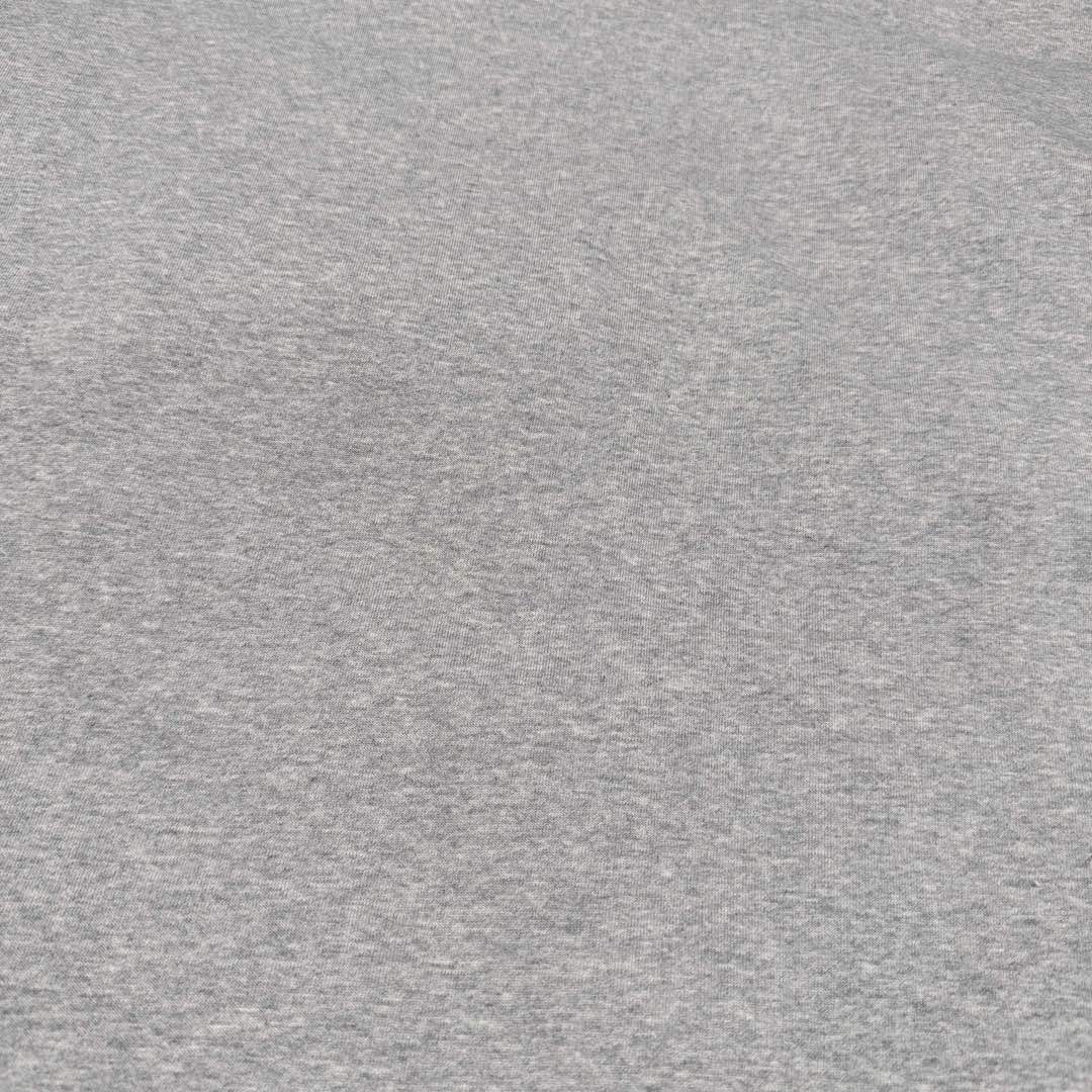 图片[15]-MIU MIU SS23 缪缪连帽拉链纯色长袖夹克 灰色 17400太古汇购入 研发半年为了做这款衣服自购一台特种机 市场其他所有版本miumiu缝线都不整齐或者使用激光烧花 激光烧花工艺会导致面料边发黄发硬 此件面料采用三层工艺 主面料380克重定制花灰纯棉 复合280克反面内里 中间使用100克布帛衔接 整件克重达到760 拉链采用瑞士牙riri拉链 非常昂贵 内里领口 侧面 下摆全部手工走线 市场版本这三个地方全是简化工艺 整件衣服非常重工 出货非常难 春款仅一批不再补货 手慢无 尺码：S M L XL-选品中心