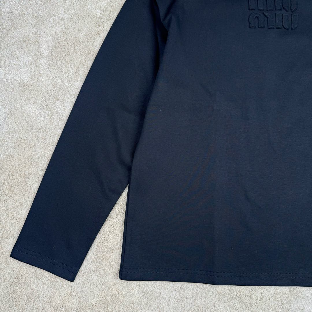 图片[7]-＃GD广顶 MIU MIU SS23 缪缪字母Logo刺绣圆领套头长袖T恤 面料采用340克双面织法长绒棉面料（正反一样舒服）logo开模冲模并非激光烧化有烧焦感 自购特种机刺绣logo非常完美 logo部分为双层面料三标辅料全部定制 尺码：S M L XL-选品中心