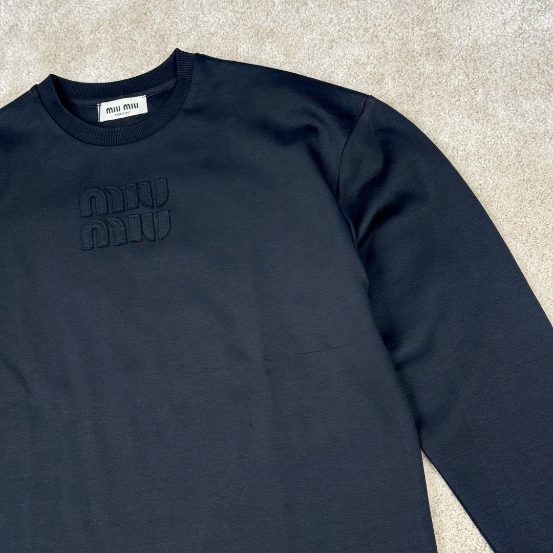 图片[6]-＃GD广顶 MIU MIU SS23 缪缪字母Logo刺绣圆领套头长袖T恤 面料采用340克双面织法长绒棉面料（正反一样舒服）logo开模冲模并非激光烧化有烧焦感 自购特种机刺绣logo非常完美 logo部分为双层面料三标辅料全部定制 尺码：S M L XL-选品中心