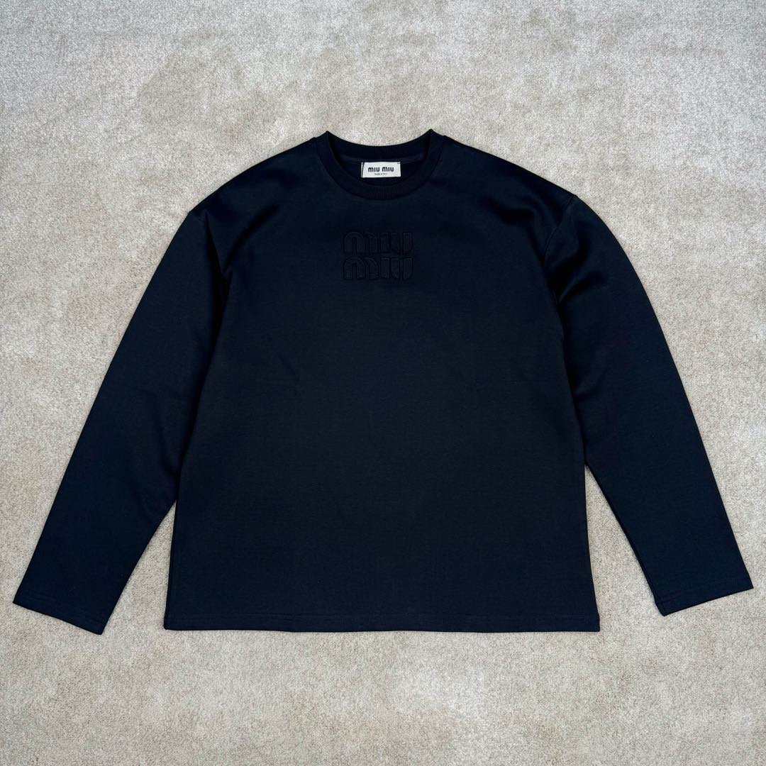 #GD广顶 MIU MIU SS23 缪缪字母Logo刺绣圆领套头长袖T恤 面料采用340克双面织法长绒棉面料(正反一样舒服)logo开模冲模并非激光烧化有烧焦感 自购特种机刺绣logo非常完美 logo部分为双层面料三标辅料全部定制 尺码:S M L XL-选品中心