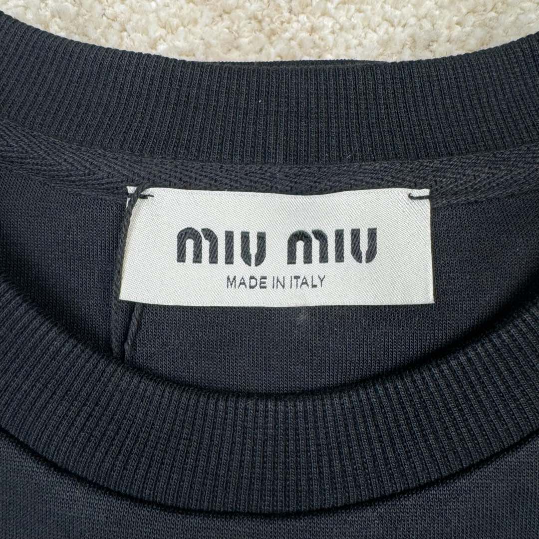图片[10]-＃GD广顶 MIU MIU SS23 缪缪字母Logo刺绣圆领套头长袖T恤 面料采用340克双面织法长绒棉面料（正反一样舒服）logo开模冲模并非激光烧化有烧焦感 自购特种机刺绣logo非常完美 logo部分为双层面料三标辅料全部定制 尺码：S M L XL-选品中心