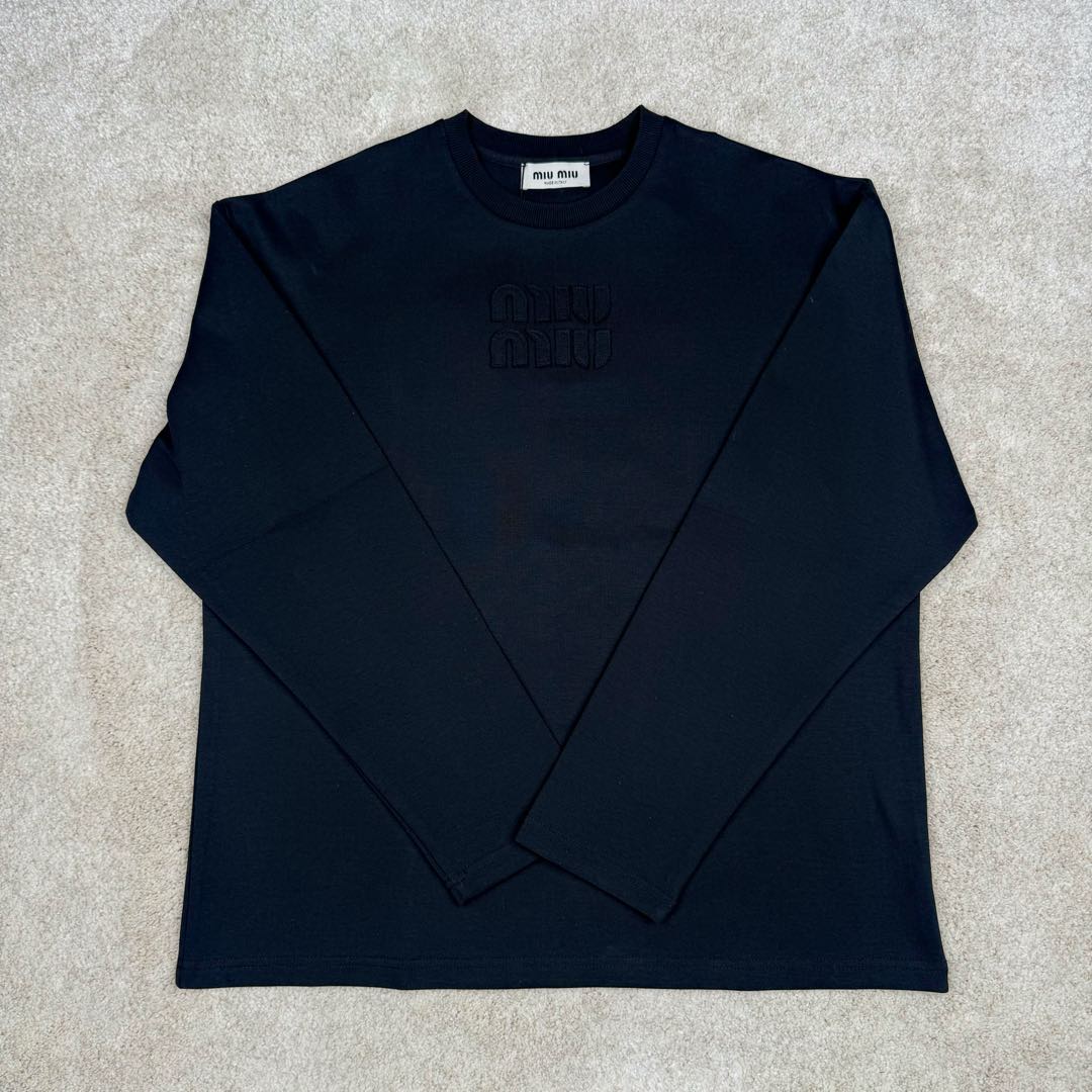 图片[2]-＃GD广顶 MIU MIU SS23 缪缪字母Logo刺绣圆领套头长袖T恤 面料采用340克双面织法长绒棉面料（正反一样舒服）logo开模冲模并非激光烧化有烧焦感 自购特种机刺绣logo非常完美 logo部分为双层面料三标辅料全部定制 尺码：S M L XL-选品中心