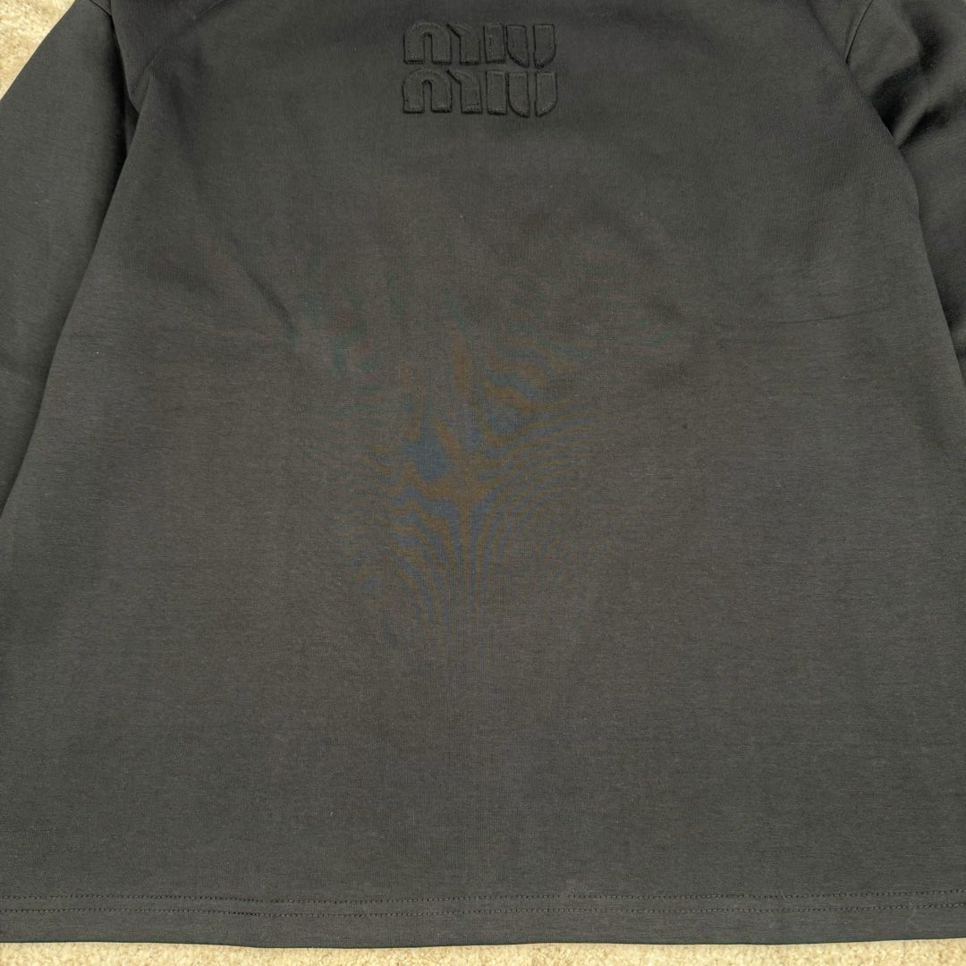 图片[11]-＃GD广顶 MIU MIU SS23 缪缪字母Logo刺绣圆领套头长袖T恤 面料采用340克双面织法长绒棉面料（正反一样舒服）logo开模冲模并非激光烧化有烧焦感 自购特种机刺绣logo非常完美 logo部分为双层面料三标辅料全部定制 尺码：S M L XL-选品中心