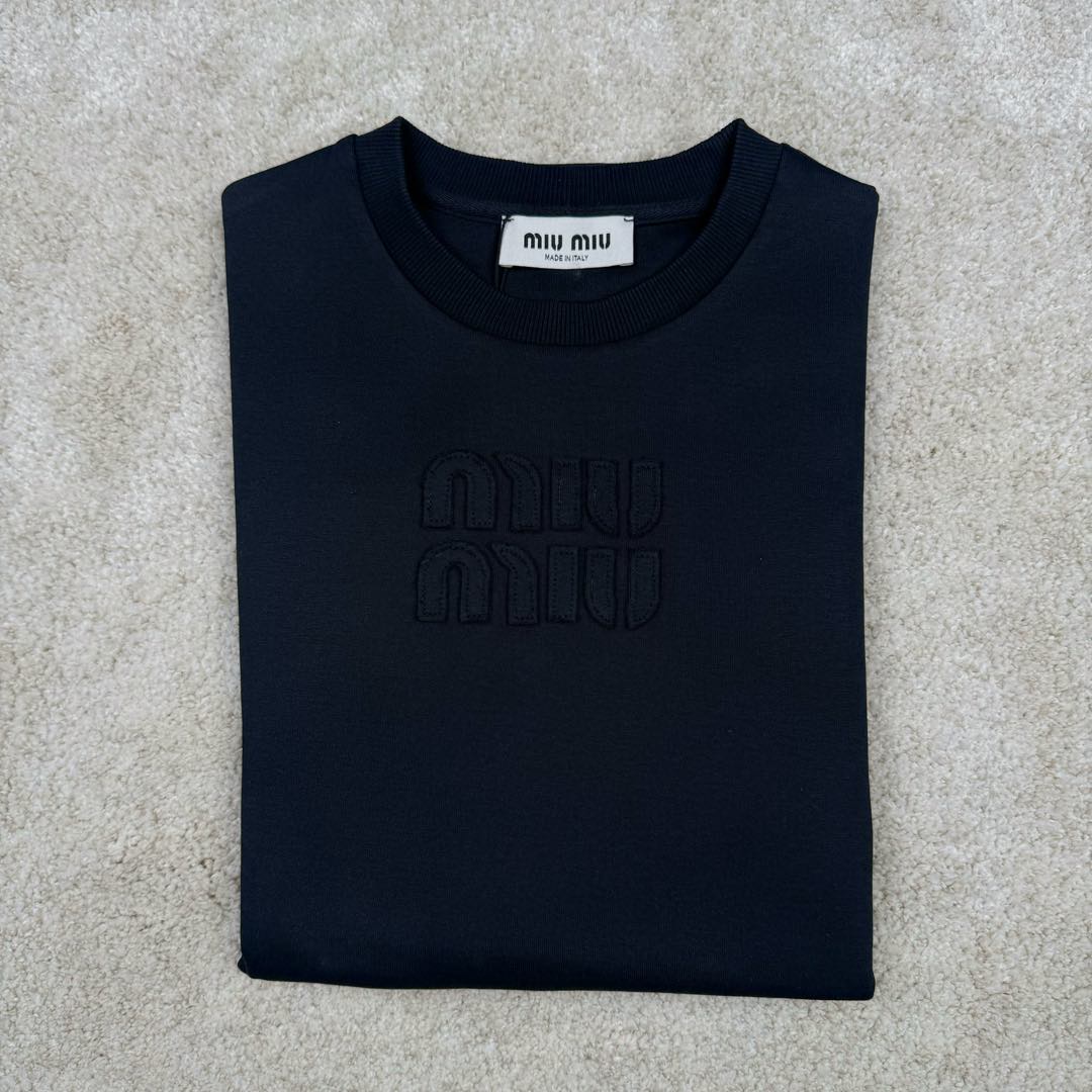 图片[9]-＃GD广顶 MIU MIU SS23 缪缪字母Logo刺绣圆领套头长袖T恤 面料采用340克双面织法长绒棉面料（正反一样舒服）logo开模冲模并非激光烧化有烧焦感 自购特种机刺绣logo非常完美 logo部分为双层面料三标辅料全部定制 尺码：S M L XL-选品中心