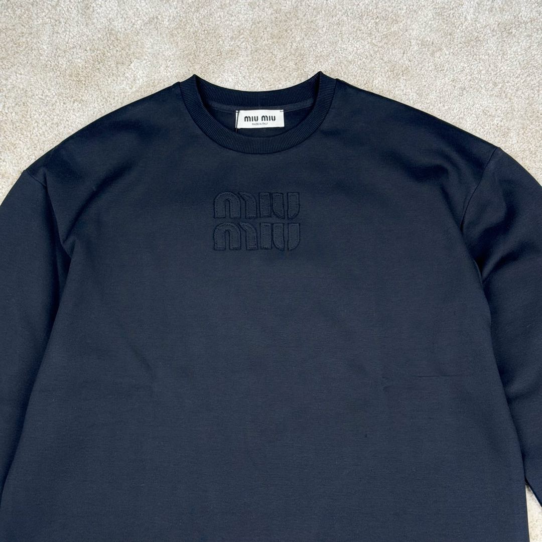 图片[5]-＃GD广顶 MIU MIU SS23 缪缪字母Logo刺绣圆领套头长袖T恤 面料采用340克双面织法长绒棉面料（正反一样舒服）logo开模冲模并非激光烧化有烧焦感 自购特种机刺绣logo非常完美 logo部分为双层面料三标辅料全部定制 尺码：S M L XL-选品中心
