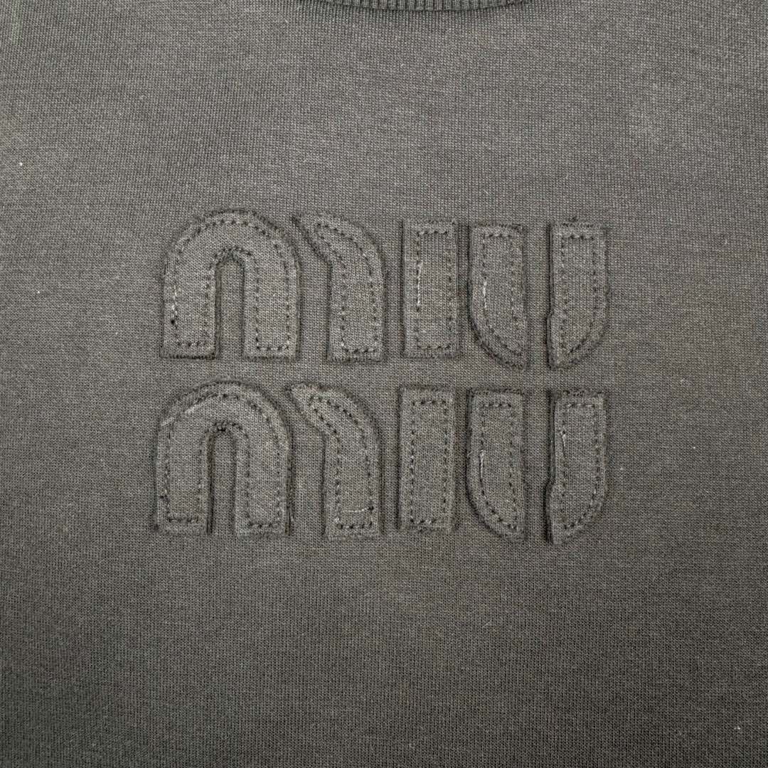 图片[13]-＃GD广顶 MIU MIU SS23 缪缪字母Logo刺绣圆领套头长袖T恤 面料采用340克双面织法长绒棉面料（正反一样舒服）logo开模冲模并非激光烧化有烧焦感 自购特种机刺绣logo非常完美 logo部分为双层面料三标辅料全部定制 尺码：S M L XL-选品中心