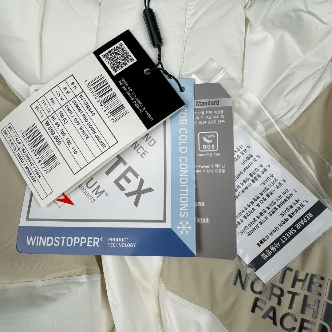 图片[13]-THE NORTH FACE 北面拼色拉链连帽长袖夹克外套羽绒服 The North Face于1966年成立，一直致力于为户外运动员的每一次严酷探索提供专业装备。作为全球户外运动领导品牌，The NorthFace以经过专业运动员测试、适应各类户外需求的产品助力探索者不断超越自我，激发人类潜能。The North Face象征着众多山脉中更冷、更值得挑战的北坡。品牌标志则来自Half Dome，一座位于美国加州Yosemite NationalPark（优胜美地国家公园）里的山峰，中文名字取为「北面」，象征着不畏惧的户外探索精神。1997年，The North Face采用全新的宣传标语「Never Stop Exploring探索永不停止」，体现品牌的探索精神，成为品牌的座右铭。尺码：S M L XL 2XL-选品中心