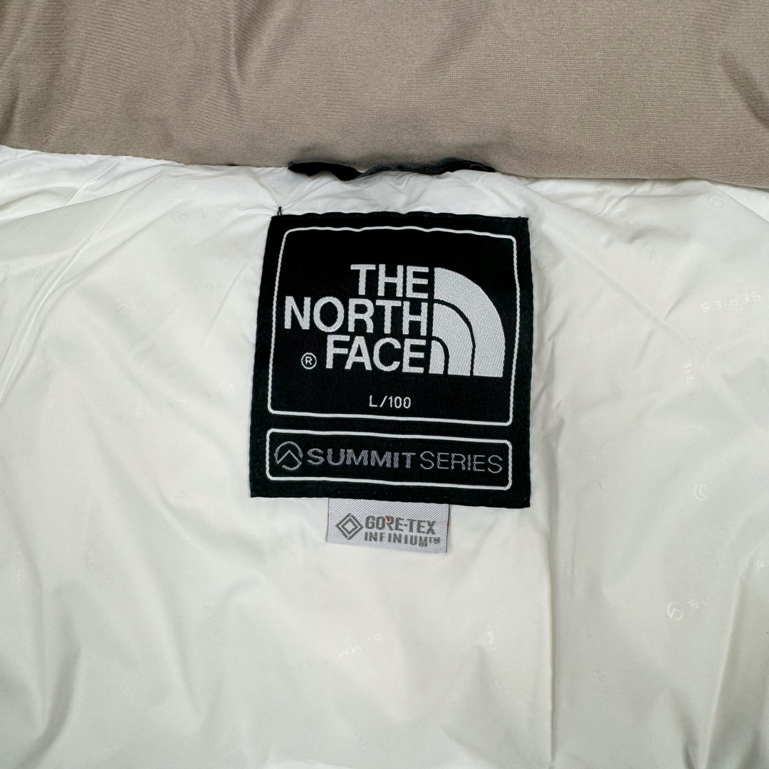 图片[19]-THE NORTH FACE 北面拼色拉链连帽长袖夹克外套羽绒服 The North Face于1966年成立，一直致力于为户外运动员的每一次严酷探索提供专业装备。作为全球户外运动领导品牌，The NorthFace以经过专业运动员测试、适应各类户外需求的产品助力探索者不断超越自我，激发人类潜能。The North Face象征着众多山脉中更冷、更值得挑战的北坡。品牌标志则来自Half Dome，一座位于美国加州Yosemite NationalPark（优胜美地国家公园）里的山峰，中文名字取为「北面」，象征着不畏惧的户外探索精神。1997年，The North Face采用全新的宣传标语「Never Stop Exploring探索永不停止」，体现品牌的探索精神，成为品牌的座右铭。尺码：S M L XL 2XL-选品中心
