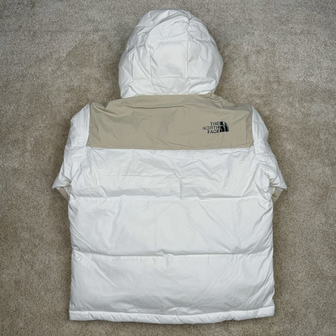 图片[3]-THE NORTH FACE 北面拼色拉链连帽长袖夹克外套羽绒服 The North Face于1966年成立，一直致力于为户外运动员的每一次严酷探索提供专业装备。作为全球户外运动领导品牌，The NorthFace以经过专业运动员测试、适应各类户外需求的产品助力探索者不断超越自我，激发人类潜能。The North Face象征着众多山脉中更冷、更值得挑战的北坡。品牌标志则来自Half Dome，一座位于美国加州Yosemite NationalPark（优胜美地国家公园）里的山峰，中文名字取为「北面」，象征着不畏惧的户外探索精神。1997年，The North Face采用全新的宣传标语「Never Stop Exploring探索永不停止」，体现品牌的探索精神，成为品牌的座右铭。尺码：S M L XL 2XL-选品中心