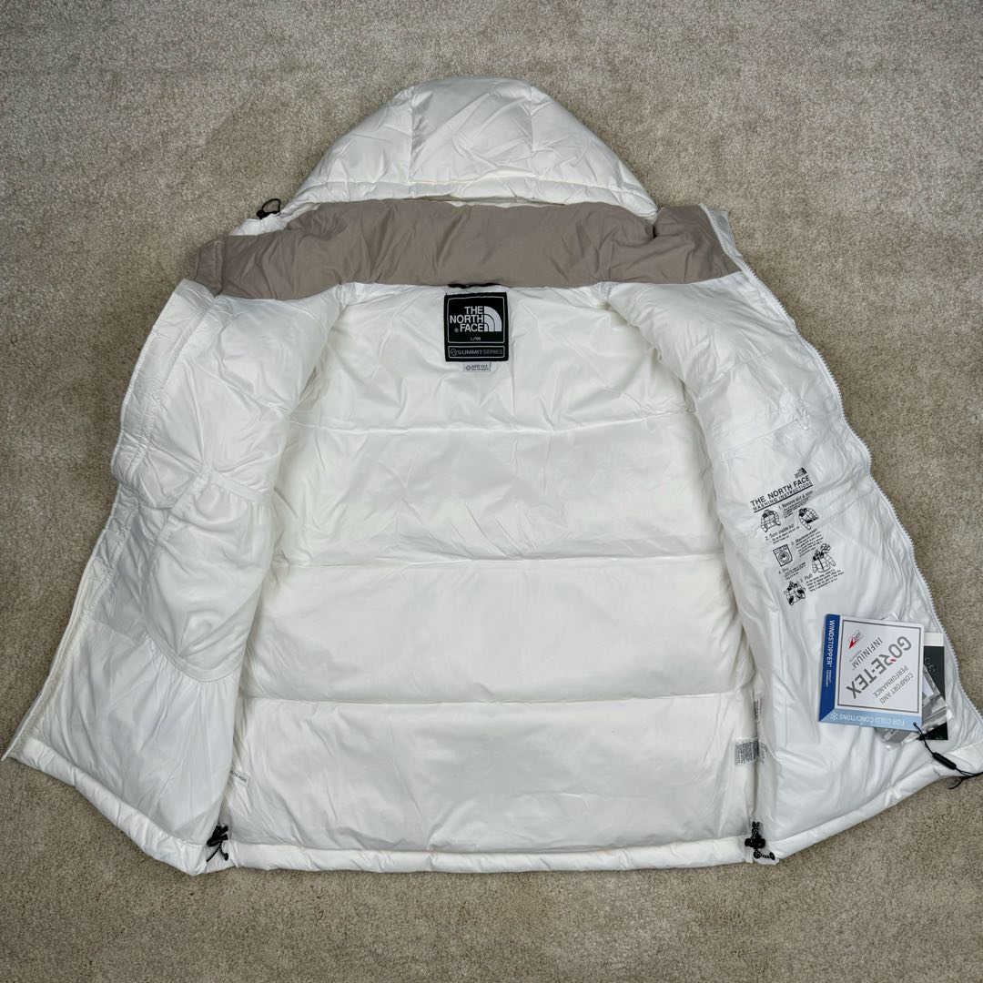 图片[5]-THE NORTH FACE 北面拼色拉链连帽长袖夹克外套羽绒服 The North Face于1966年成立，一直致力于为户外运动员的每一次严酷探索提供专业装备。作为全球户外运动领导品牌，The NorthFace以经过专业运动员测试、适应各类户外需求的产品助力探索者不断超越自我，激发人类潜能。The North Face象征着众多山脉中更冷、更值得挑战的北坡。品牌标志则来自Half Dome，一座位于美国加州Yosemite NationalPark（优胜美地国家公园）里的山峰，中文名字取为「北面」，象征着不畏惧的户外探索精神。1997年，The North Face采用全新的宣传标语「Never Stop Exploring探索永不停止」，体现品牌的探索精神，成为品牌的座右铭。尺码：S M L XL 2XL-选品中心