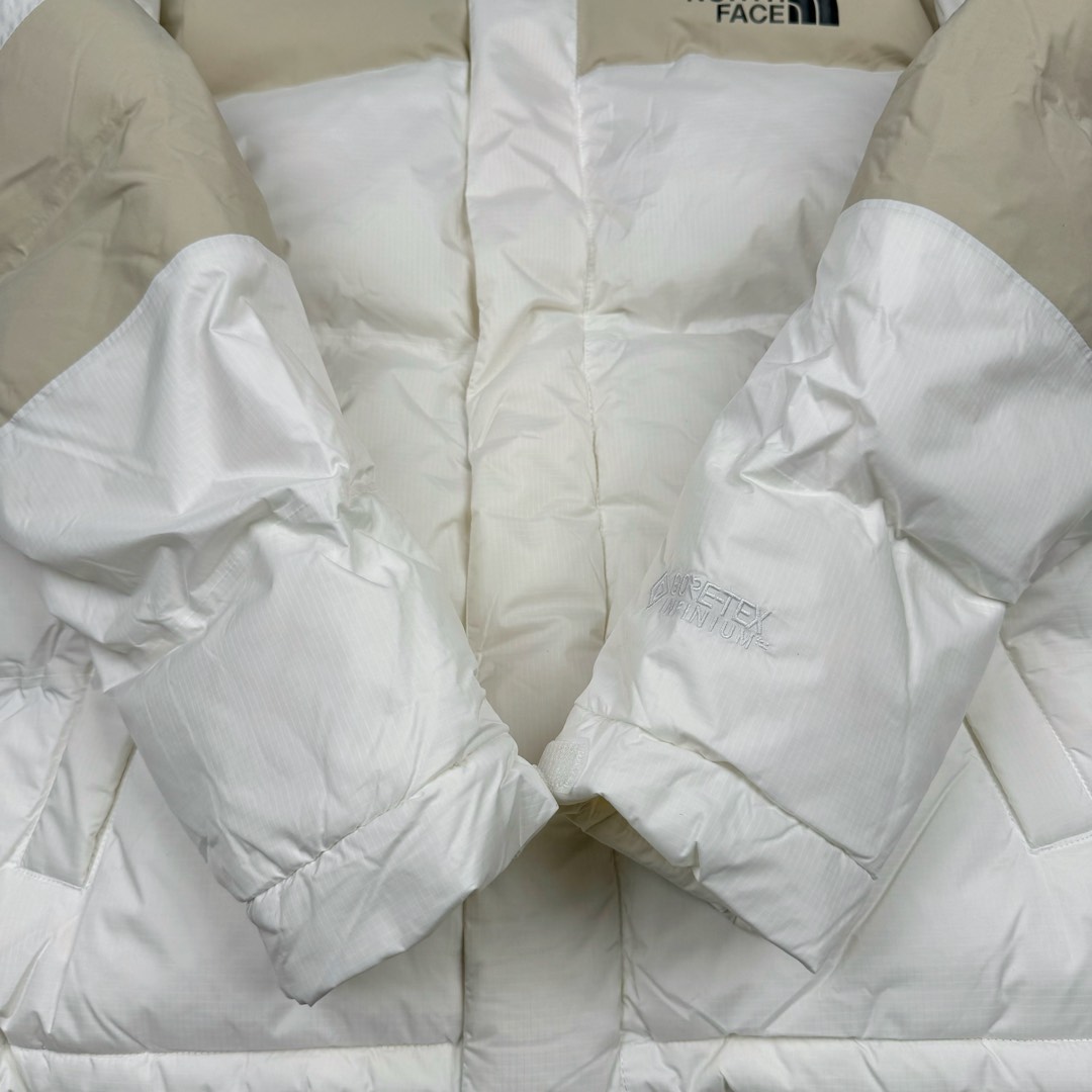 图片[12]-THE NORTH FACE 北面拼色拉链连帽长袖夹克外套羽绒服 The North Face于1966年成立，一直致力于为户外运动员的每一次严酷探索提供专业装备。作为全球户外运动领导品牌，The NorthFace以经过专业运动员测试、适应各类户外需求的产品助力探索者不断超越自我，激发人类潜能。The North Face象征着众多山脉中更冷、更值得挑战的北坡。品牌标志则来自Half Dome，一座位于美国加州Yosemite NationalPark（优胜美地国家公园）里的山峰，中文名字取为「北面」，象征着不畏惧的户外探索精神。1997年，The North Face采用全新的宣传标语「Never Stop Exploring探索永不停止」，体现品牌的探索精神，成为品牌的座右铭。尺码：S M L XL 2XL-选品中心