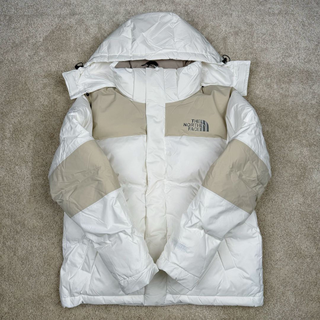 图片[2]-THE NORTH FACE 北面拼色拉链连帽长袖夹克外套羽绒服 The North Face于1966年成立，一直致力于为户外运动员的每一次严酷探索提供专业装备。作为全球户外运动领导品牌，The NorthFace以经过专业运动员测试、适应各类户外需求的产品助力探索者不断超越自我，激发人类潜能。The North Face象征着众多山脉中更冷、更值得挑战的北坡。品牌标志则来自Half Dome，一座位于美国加州Yosemite NationalPark（优胜美地国家公园）里的山峰，中文名字取为「北面」，象征着不畏惧的户外探索精神。1997年，The North Face采用全新的宣传标语「Never Stop Exploring探索永不停止」，体现品牌的探索精神，成为品牌的座右铭。尺码：S M L XL 2XL-选品中心