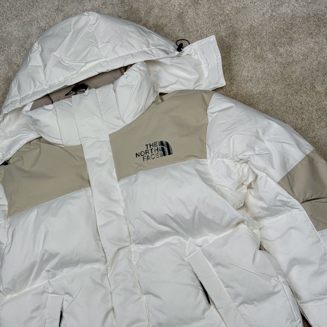 图片[10]-THE NORTH FACE 北面拼色拉链连帽长袖夹克外套羽绒服 The North Face于1966年成立，一直致力于为户外运动员的每一次严酷探索提供专业装备。作为全球户外运动领导品牌，The NorthFace以经过专业运动员测试、适应各类户外需求的产品助力探索者不断超越自我，激发人类潜能。The North Face象征着众多山脉中更冷、更值得挑战的北坡。品牌标志则来自Half Dome，一座位于美国加州Yosemite NationalPark（优胜美地国家公园）里的山峰，中文名字取为「北面」，象征着不畏惧的户外探索精神。1997年，The North Face采用全新的宣传标语「Never Stop Exploring探索永不停止」，体现品牌的探索精神，成为品牌的座右铭。尺码：S M L XL 2XL-选品中心