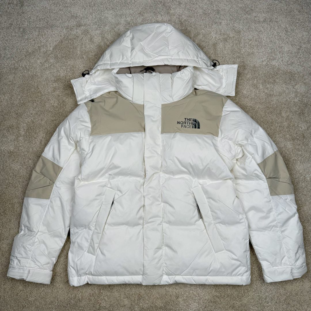 THE NORTH FACE 北面拼色拉链连帽长袖夹克外套羽绒服 The North Face于1966年成立，一直致力于为户外运动员的每一次严酷探索提供专业装备。作为全球户外运动领导品牌，The NorthFace以经过专业运动员测试、适应各类户外需求的产品助力探索者不断超越自我，激发人类潜能。The North Face象征着众多山脉中更冷、更值得挑战的北坡。品牌标志则来自Half Dome，一座位于美国加州Yosemite NationalPark（优胜美地国家公园）里的山峰，中文名字取为「北面」，象征着不畏惧的户外探索精神。1997年，The North Face采用全新的宣传标语「Never Stop Exploring探索永不停止」，体现品牌的探索精神，成为品牌的座右铭。尺码：S M L XL 2XL-选品中心