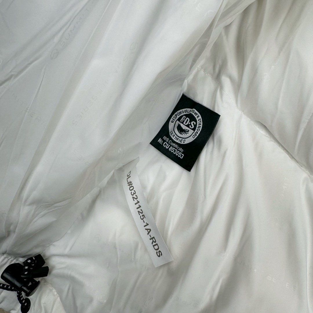 图片[21]-THE NORTH FACE 北面拼色拉链连帽长袖夹克外套羽绒服 The North Face于1966年成立，一直致力于为户外运动员的每一次严酷探索提供专业装备。作为全球户外运动领导品牌，The NorthFace以经过专业运动员测试、适应各类户外需求的产品助力探索者不断超越自我，激发人类潜能。The North Face象征着众多山脉中更冷、更值得挑战的北坡。品牌标志则来自Half Dome，一座位于美国加州Yosemite NationalPark（优胜美地国家公园）里的山峰，中文名字取为「北面」，象征着不畏惧的户外探索精神。1997年，The North Face采用全新的宣传标语「Never Stop Exploring探索永不停止」，体现品牌的探索精神，成为品牌的座右铭。尺码：S M L XL 2XL-选品中心