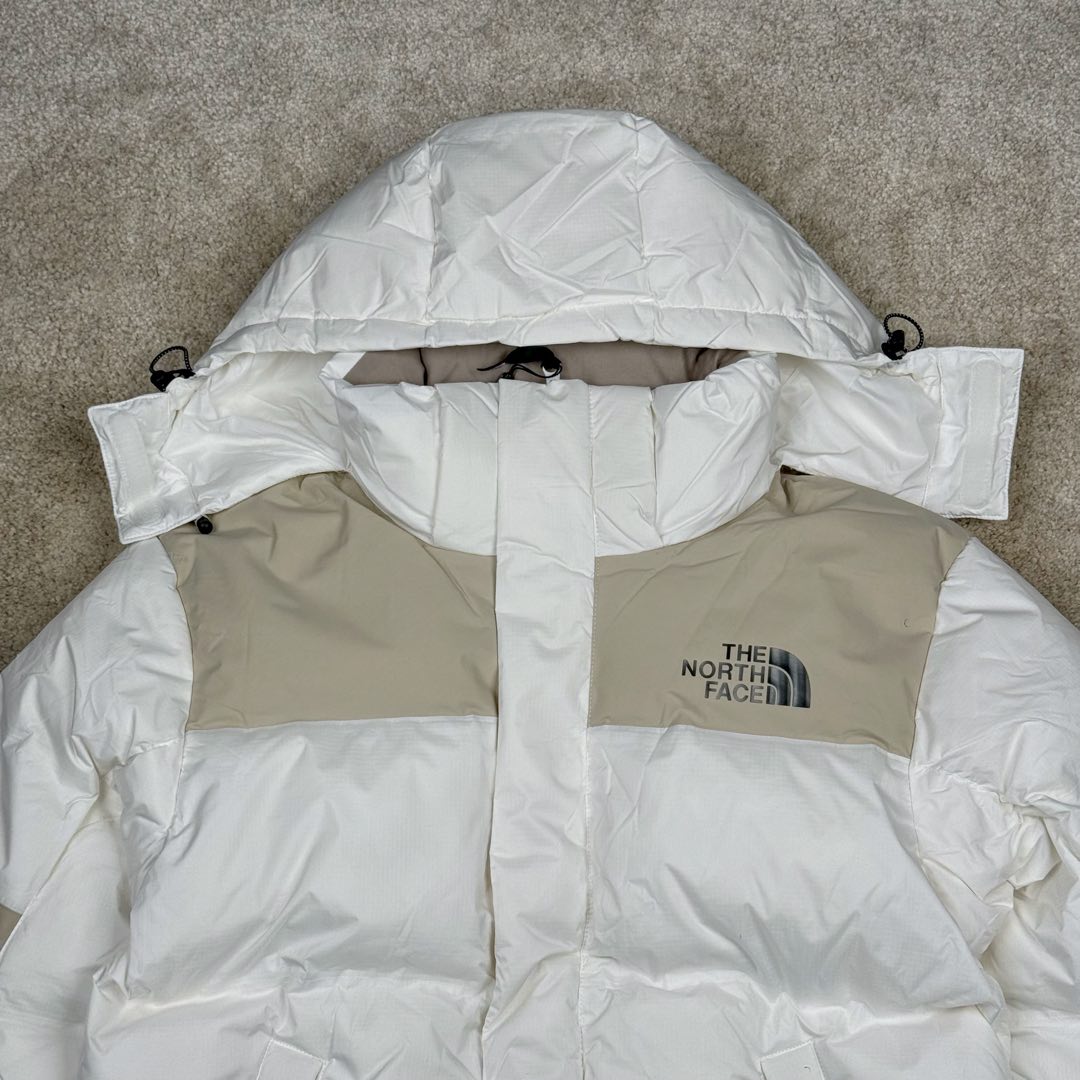 图片[6]-THE NORTH FACE 北面拼色拉链连帽长袖夹克外套羽绒服 The North Face于1966年成立，一直致力于为户外运动员的每一次严酷探索提供专业装备。作为全球户外运动领导品牌，The NorthFace以经过专业运动员测试、适应各类户外需求的产品助力探索者不断超越自我，激发人类潜能。The North Face象征着众多山脉中更冷、更值得挑战的北坡。品牌标志则来自Half Dome，一座位于美国加州Yosemite NationalPark（优胜美地国家公园）里的山峰，中文名字取为「北面」，象征着不畏惧的户外探索精神。1997年，The North Face采用全新的宣传标语「Never Stop Exploring探索永不停止」，体现品牌的探索精神，成为品牌的座右铭。尺码：S M L XL 2XL-选品中心