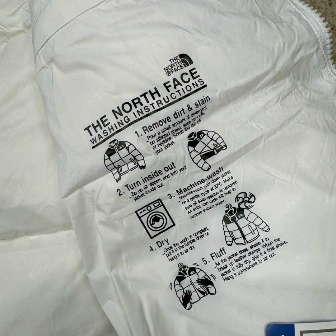 图片[18]-THE NORTH FACE 北面拼色拉链连帽长袖夹克外套羽绒服 The North Face于1966年成立，一直致力于为户外运动员的每一次严酷探索提供专业装备。作为全球户外运动领导品牌，The NorthFace以经过专业运动员测试、适应各类户外需求的产品助力探索者不断超越自我，激发人类潜能。The North Face象征着众多山脉中更冷、更值得挑战的北坡。品牌标志则来自Half Dome，一座位于美国加州Yosemite NationalPark（优胜美地国家公园）里的山峰，中文名字取为「北面」，象征着不畏惧的户外探索精神。1997年，The North Face采用全新的宣传标语「Never Stop Exploring探索永不停止」，体现品牌的探索精神，成为品牌的座右铭。尺码：S M L XL 2XL-选品中心