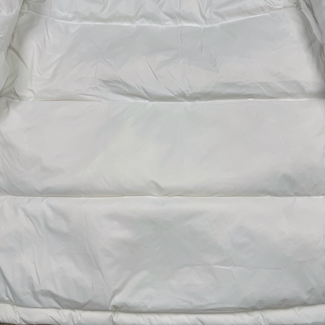 图片[17]-THE NORTH FACE 北面拼色拉链连帽长袖夹克外套羽绒服 The North Face于1966年成立，一直致力于为户外运动员的每一次严酷探索提供专业装备。作为全球户外运动领导品牌，The NorthFace以经过专业运动员测试、适应各类户外需求的产品助力探索者不断超越自我，激发人类潜能。The North Face象征着众多山脉中更冷、更值得挑战的北坡。品牌标志则来自Half Dome，一座位于美国加州Yosemite NationalPark（优胜美地国家公园）里的山峰，中文名字取为「北面」，象征着不畏惧的户外探索精神。1997年，The North Face采用全新的宣传标语「Never Stop Exploring探索永不停止」，体现品牌的探索精神，成为品牌的座右铭。尺码：S M L XL 2XL-选品中心