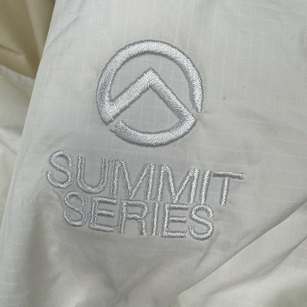 图片[16]-THE NORTH FACE 北面拼色拉链连帽长袖夹克外套羽绒服 The North Face于1966年成立，一直致力于为户外运动员的每一次严酷探索提供专业装备。作为全球户外运动领导品牌，The NorthFace以经过专业运动员测试、适应各类户外需求的产品助力探索者不断超越自我，激发人类潜能。The North Face象征着众多山脉中更冷、更值得挑战的北坡。品牌标志则来自Half Dome，一座位于美国加州Yosemite NationalPark（优胜美地国家公园）里的山峰，中文名字取为「北面」，象征着不畏惧的户外探索精神。1997年，The North Face采用全新的宣传标语「Never Stop Exploring探索永不停止」，体现品牌的探索精神，成为品牌的座右铭。尺码：S M L XL 2XL-选品中心