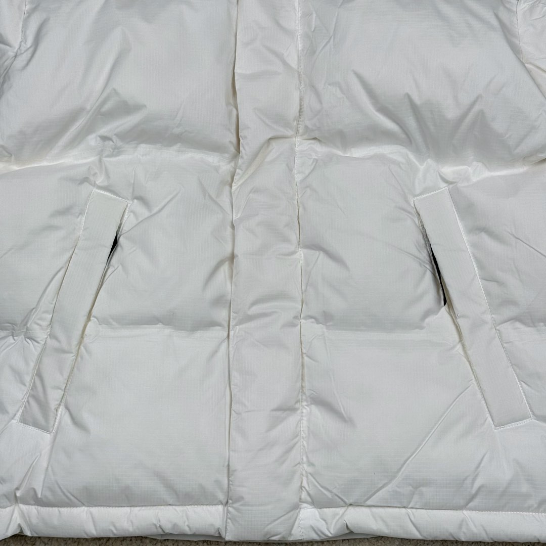 图片[7]-THE NORTH FACE 北面拼色拉链连帽长袖夹克外套羽绒服 The North Face于1966年成立，一直致力于为户外运动员的每一次严酷探索提供专业装备。作为全球户外运动领导品牌，The NorthFace以经过专业运动员测试、适应各类户外需求的产品助力探索者不断超越自我，激发人类潜能。The North Face象征着众多山脉中更冷、更值得挑战的北坡。品牌标志则来自Half Dome，一座位于美国加州Yosemite NationalPark（优胜美地国家公园）里的山峰，中文名字取为「北面」，象征着不畏惧的户外探索精神。1997年，The North Face采用全新的宣传标语「Never Stop Exploring探索永不停止」，体现品牌的探索精神，成为品牌的座右铭。尺码：S M L XL 2XL-选品中心