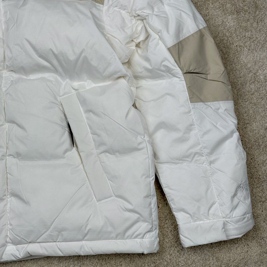 图片[9]-THE NORTH FACE 北面拼色拉链连帽长袖夹克外套羽绒服 The North Face于1966年成立，一直致力于为户外运动员的每一次严酷探索提供专业装备。作为全球户外运动领导品牌，The NorthFace以经过专业运动员测试、适应各类户外需求的产品助力探索者不断超越自我，激发人类潜能。The North Face象征着众多山脉中更冷、更值得挑战的北坡。品牌标志则来自Half Dome，一座位于美国加州Yosemite NationalPark（优胜美地国家公园）里的山峰，中文名字取为「北面」，象征着不畏惧的户外探索精神。1997年，The North Face采用全新的宣传标语「Never Stop Exploring探索永不停止」，体现品牌的探索精神，成为品牌的座右铭。尺码：S M L XL 2XL-选品中心