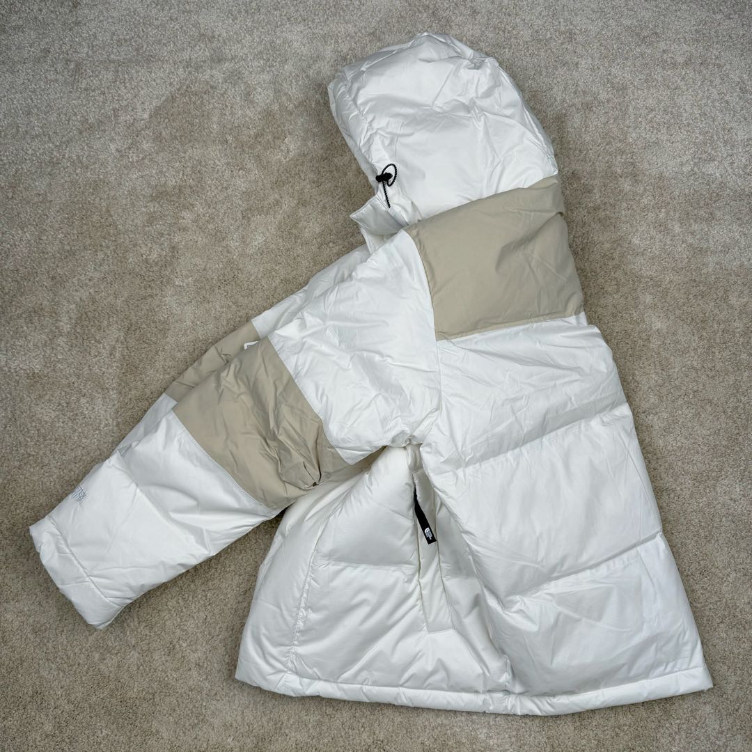 图片[4]-THE NORTH FACE 北面拼色拉链连帽长袖夹克外套羽绒服 The North Face于1966年成立，一直致力于为户外运动员的每一次严酷探索提供专业装备。作为全球户外运动领导品牌，The NorthFace以经过专业运动员测试、适应各类户外需求的产品助力探索者不断超越自我，激发人类潜能。The North Face象征着众多山脉中更冷、更值得挑战的北坡。品牌标志则来自Half Dome，一座位于美国加州Yosemite NationalPark（优胜美地国家公园）里的山峰，中文名字取为「北面」，象征着不畏惧的户外探索精神。1997年，The North Face采用全新的宣传标语「Never Stop Exploring探索永不停止」，体现品牌的探索精神，成为品牌的座右铭。尺码：S M L XL 2XL-选品中心