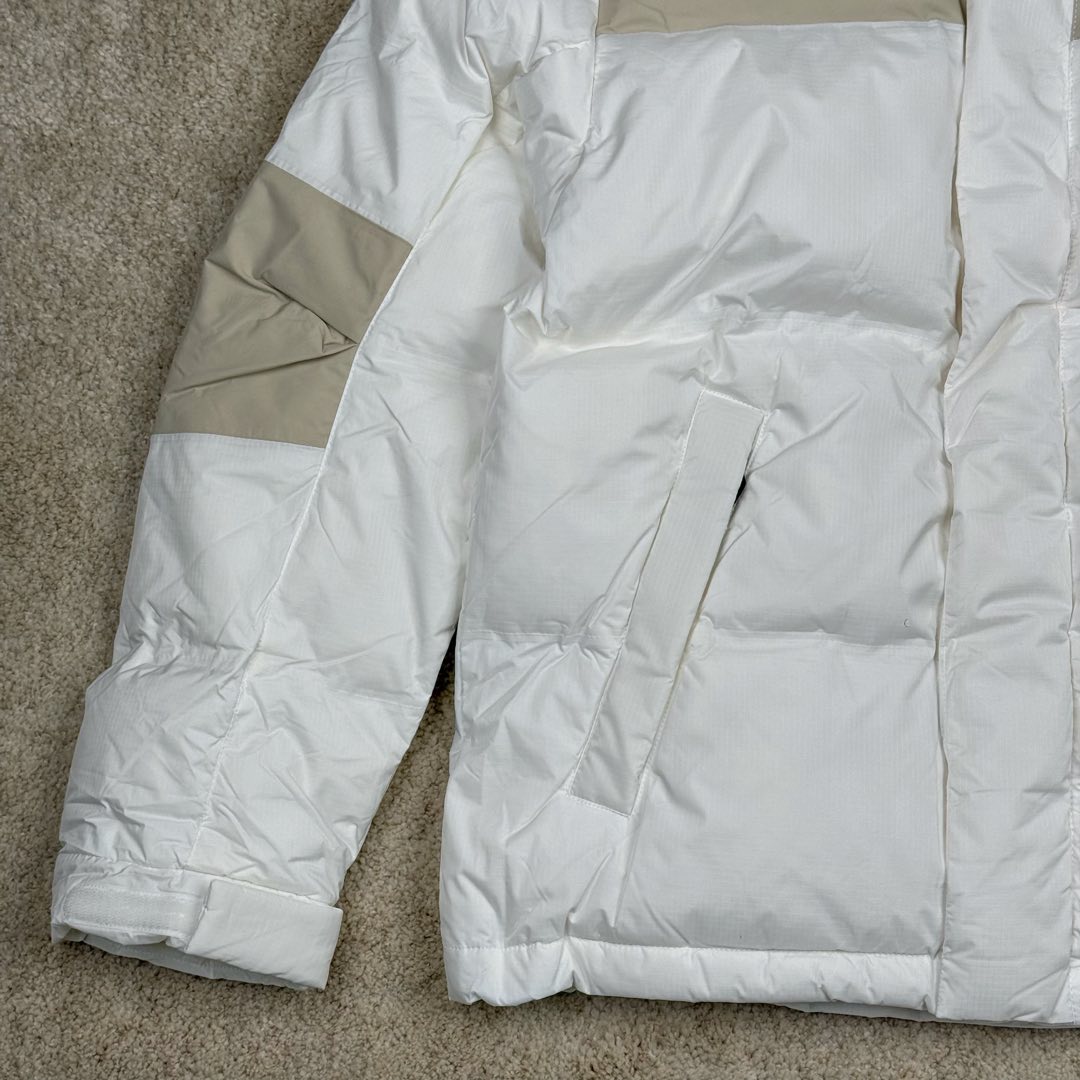 图片[8]-THE NORTH FACE 北面拼色拉链连帽长袖夹克外套羽绒服 The North Face于1966年成立，一直致力于为户外运动员的每一次严酷探索提供专业装备。作为全球户外运动领导品牌，The NorthFace以经过专业运动员测试、适应各类户外需求的产品助力探索者不断超越自我，激发人类潜能。The North Face象征着众多山脉中更冷、更值得挑战的北坡。品牌标志则来自Half Dome，一座位于美国加州Yosemite NationalPark（优胜美地国家公园）里的山峰，中文名字取为「北面」，象征着不畏惧的户外探索精神。1997年，The North Face采用全新的宣传标语「Never Stop Exploring探索永不停止」，体现品牌的探索精神，成为品牌的座右铭。尺码：S M L XL 2XL-选品中心