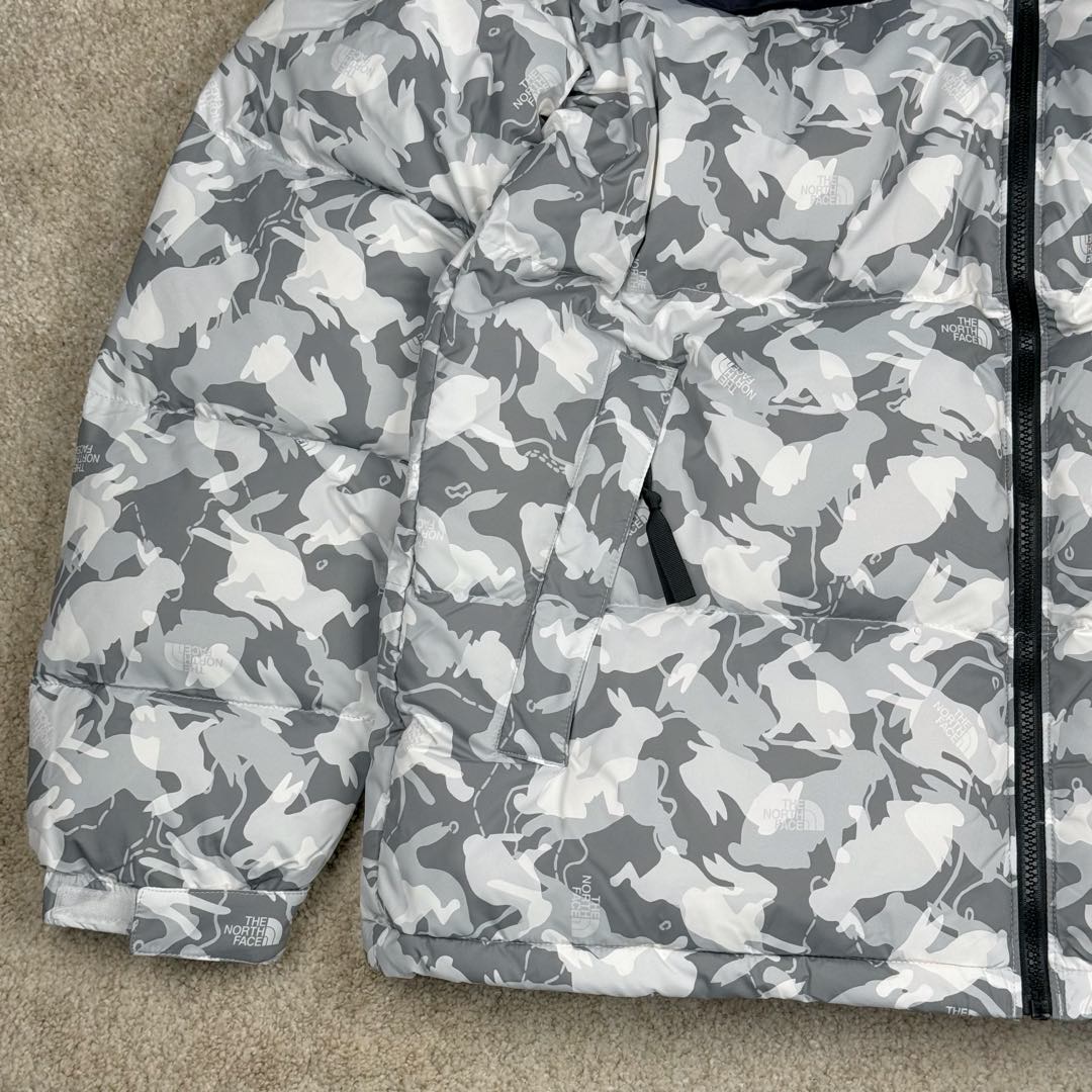 图片[7]-＃TZD TheNorthFace 1996 Nuptse 4NCH 北面拼色户外经典潮牌羽绒服 美国原厂原版数据开版 比例协调、宽松、保暖、时尚 真正原厂内部数据 最大可穿至230斤左右【非市面为节约成本而缩小版型】建议对比尺码表参数 全新进口百灵达绣花机定制万针电绣 采用进口7号针 进口绣线 保证每字饱满、立体、清晰 可称最贵绣标 采用国标90白鸭绒填充 保暖性能更出色 轻便不厚重 压缩后的蓬松度恢复性好 原厂定制40D格子四级防水布料 独家采用原版一致单层布料做法【非市面通货内加胆布】采用单层布料考验了布料及羽绒必须要达标 防止跑绒 并保证手感及膨松度 内里采用尼龙nylon双重双层封禁设计 不会出现任何跑绒现象 内置抽拉绳扣的可调节下摆 可防风防寒 拉链采用吉田YKK原厂定制 刻字清晰 质感完美顺滑 建议比较可供过毒验货 辅料及扣子均采用原版一样铜芯弹簧【非市面铁芯弹簧】可对比了解更多细节 只做市场最高版本 袖口六角扣标志着同步原版一样的六角扣 真正做到和原版一摸一样 不诋毁 不浮夸 真实且不需要太多文案 因为专注 所以专业！ 尺码：XS S M L XL XXL-选品中心