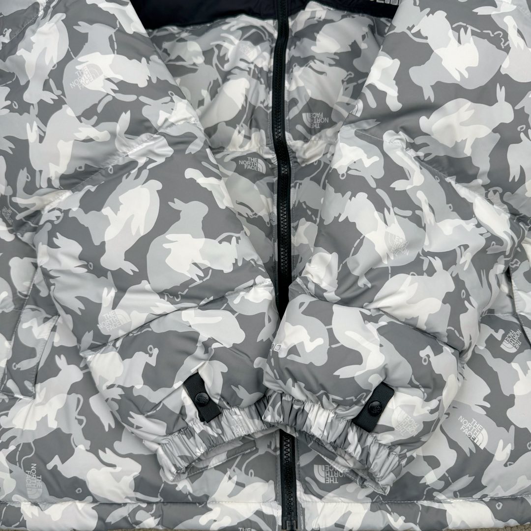 图片[10]-＃TZD TheNorthFace 1996 Nuptse 4NCH 北面拼色户外经典潮牌羽绒服 美国原厂原版数据开版 比例协调、宽松、保暖、时尚 真正原厂内部数据 最大可穿至230斤左右【非市面为节约成本而缩小版型】建议对比尺码表参数 全新进口百灵达绣花机定制万针电绣 采用进口7号针 进口绣线 保证每字饱满、立体、清晰 可称最贵绣标 采用国标90白鸭绒填充 保暖性能更出色 轻便不厚重 压缩后的蓬松度恢复性好 原厂定制40D格子四级防水布料 独家采用原版一致单层布料做法【非市面通货内加胆布】采用单层布料考验了布料及羽绒必须要达标 防止跑绒 并保证手感及膨松度 内里采用尼龙nylon双重双层封禁设计 不会出现任何跑绒现象 内置抽拉绳扣的可调节下摆 可防风防寒 拉链采用吉田YKK原厂定制 刻字清晰 质感完美顺滑 建议比较可供过毒验货 辅料及扣子均采用原版一样铜芯弹簧【非市面铁芯弹簧】可对比了解更多细节 只做市场最高版本 袖口六角扣标志着同步原版一样的六角扣 真正做到和原版一摸一样 不诋毁 不浮夸 真实且不需要太多文案 因为专注 所以专业！ 尺码：XS S M L XL XXL-选品中心