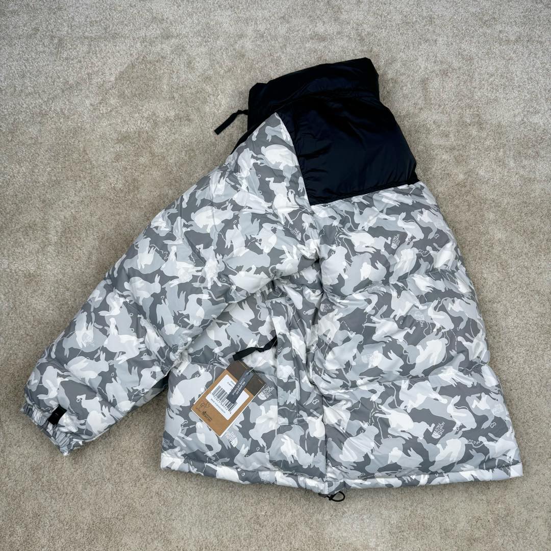 图片[4]-＃TZD TheNorthFace 1996 Nuptse 4NCH 北面拼色户外经典潮牌羽绒服 美国原厂原版数据开版 比例协调、宽松、保暖、时尚 真正原厂内部数据 最大可穿至230斤左右【非市面为节约成本而缩小版型】建议对比尺码表参数 全新进口百灵达绣花机定制万针电绣 采用进口7号针 进口绣线 保证每字饱满、立体、清晰 可称最贵绣标 采用国标90白鸭绒填充 保暖性能更出色 轻便不厚重 压缩后的蓬松度恢复性好 原厂定制40D格子四级防水布料 独家采用原版一致单层布料做法【非市面通货内加胆布】采用单层布料考验了布料及羽绒必须要达标 防止跑绒 并保证手感及膨松度 内里采用尼龙nylon双重双层封禁设计 不会出现任何跑绒现象 内置抽拉绳扣的可调节下摆 可防风防寒 拉链采用吉田YKK原厂定制 刻字清晰 质感完美顺滑 建议比较可供过毒验货 辅料及扣子均采用原版一样铜芯弹簧【非市面铁芯弹簧】可对比了解更多细节 只做市场最高版本 袖口六角扣标志着同步原版一样的六角扣 真正做到和原版一摸一样 不诋毁 不浮夸 真实且不需要太多文案 因为专注 所以专业！ 尺码：XS S M L XL XXL-选品中心