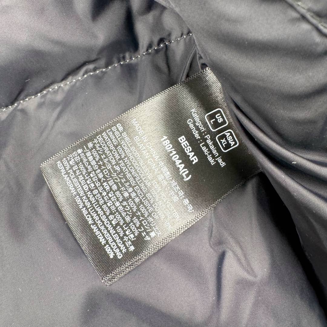 图片[12]-＃TZD TheNorthFace 1996 Nuptse 4NCH 北面拼色户外经典潮牌羽绒服 美国原厂原版数据开版 比例协调、宽松、保暖、时尚 真正原厂内部数据 最大可穿至230斤左右【非市面为节约成本而缩小版型】建议对比尺码表参数 全新进口百灵达绣花机定制万针电绣 采用进口7号针 进口绣线 保证每字饱满、立体、清晰 可称最贵绣标 采用国标90白鸭绒填充 保暖性能更出色 轻便不厚重 压缩后的蓬松度恢复性好 原厂定制40D格子四级防水布料 独家采用原版一致单层布料做法【非市面通货内加胆布】采用单层布料考验了布料及羽绒必须要达标 防止跑绒 并保证手感及膨松度 内里采用尼龙nylon双重双层封禁设计 不会出现任何跑绒现象 内置抽拉绳扣的可调节下摆 可防风防寒 拉链采用吉田YKK原厂定制 刻字清晰 质感完美顺滑 建议比较可供过毒验货 辅料及扣子均采用原版一样铜芯弹簧【非市面铁芯弹簧】可对比了解更多细节 只做市场最高版本 袖口六角扣标志着同步原版一样的六角扣 真正做到和原版一摸一样 不诋毁 不浮夸 真实且不需要太多文案 因为专注 所以专业！ 尺码：XS S M L XL XXL-选品中心