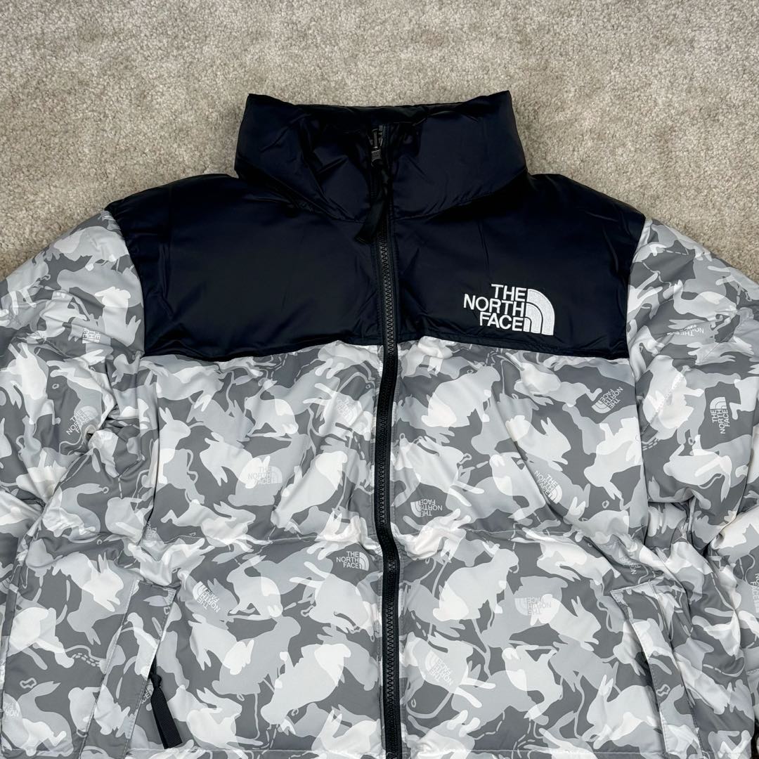 图片[6]-＃TZD TheNorthFace 1996 Nuptse 4NCH 北面拼色户外经典潮牌羽绒服 美国原厂原版数据开版 比例协调、宽松、保暖、时尚 真正原厂内部数据 最大可穿至230斤左右【非市面为节约成本而缩小版型】建议对比尺码表参数 全新进口百灵达绣花机定制万针电绣 采用进口7号针 进口绣线 保证每字饱满、立体、清晰 可称最贵绣标 采用国标90白鸭绒填充 保暖性能更出色 轻便不厚重 压缩后的蓬松度恢复性好 原厂定制40D格子四级防水布料 独家采用原版一致单层布料做法【非市面通货内加胆布】采用单层布料考验了布料及羽绒必须要达标 防止跑绒 并保证手感及膨松度 内里采用尼龙nylon双重双层封禁设计 不会出现任何跑绒现象 内置抽拉绳扣的可调节下摆 可防风防寒 拉链采用吉田YKK原厂定制 刻字清晰 质感完美顺滑 建议比较可供过毒验货 辅料及扣子均采用原版一样铜芯弹簧【非市面铁芯弹簧】可对比了解更多细节 只做市场最高版本 袖口六角扣标志着同步原版一样的六角扣 真正做到和原版一摸一样 不诋毁 不浮夸 真实且不需要太多文案 因为专注 所以专业！ 尺码：XS S M L XL XXL-选品中心