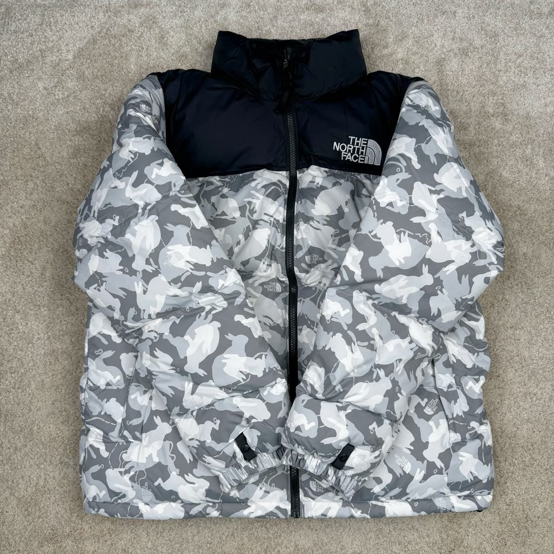 图片[2]-＃TZD TheNorthFace 1996 Nuptse 4NCH 北面拼色户外经典潮牌羽绒服 美国原厂原版数据开版 比例协调、宽松、保暖、时尚 真正原厂内部数据 最大可穿至230斤左右【非市面为节约成本而缩小版型】建议对比尺码表参数 全新进口百灵达绣花机定制万针电绣 采用进口7号针 进口绣线 保证每字饱满、立体、清晰 可称最贵绣标 采用国标90白鸭绒填充 保暖性能更出色 轻便不厚重 压缩后的蓬松度恢复性好 原厂定制40D格子四级防水布料 独家采用原版一致单层布料做法【非市面通货内加胆布】采用单层布料考验了布料及羽绒必须要达标 防止跑绒 并保证手感及膨松度 内里采用尼龙nylon双重双层封禁设计 不会出现任何跑绒现象 内置抽拉绳扣的可调节下摆 可防风防寒 拉链采用吉田YKK原厂定制 刻字清晰 质感完美顺滑 建议比较可供过毒验货 辅料及扣子均采用原版一样铜芯弹簧【非市面铁芯弹簧】可对比了解更多细节 只做市场最高版本 袖口六角扣标志着同步原版一样的六角扣 真正做到和原版一摸一样 不诋毁 不浮夸 真实且不需要太多文案 因为专注 所以专业！ 尺码：XS S M L XL XXL-选品中心