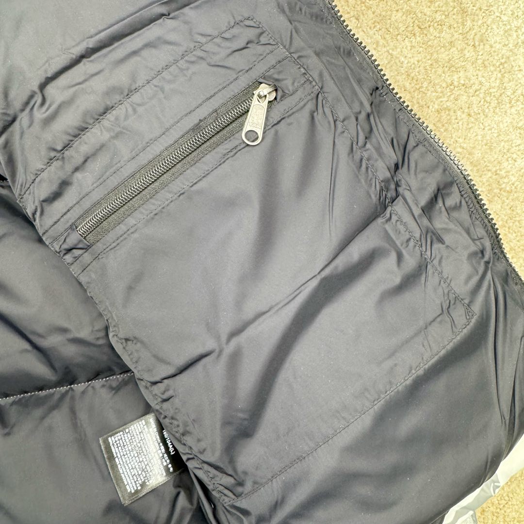 图片[13]-＃TZD TheNorthFace 1996 Nuptse 4NCH 北面拼色户外经典潮牌羽绒服 美国原厂原版数据开版 比例协调、宽松、保暖、时尚 真正原厂内部数据 最大可穿至230斤左右【非市面为节约成本而缩小版型】建议对比尺码表参数 全新进口百灵达绣花机定制万针电绣 采用进口7号针 进口绣线 保证每字饱满、立体、清晰 可称最贵绣标 采用国标90白鸭绒填充 保暖性能更出色 轻便不厚重 压缩后的蓬松度恢复性好 原厂定制40D格子四级防水布料 独家采用原版一致单层布料做法【非市面通货内加胆布】采用单层布料考验了布料及羽绒必须要达标 防止跑绒 并保证手感及膨松度 内里采用尼龙nylon双重双层封禁设计 不会出现任何跑绒现象 内置抽拉绳扣的可调节下摆 可防风防寒 拉链采用吉田YKK原厂定制 刻字清晰 质感完美顺滑 建议比较可供过毒验货 辅料及扣子均采用原版一样铜芯弹簧【非市面铁芯弹簧】可对比了解更多细节 只做市场最高版本 袖口六角扣标志着同步原版一样的六角扣 真正做到和原版一摸一样 不诋毁 不浮夸 真实且不需要太多文案 因为专注 所以专业！ 尺码：XS S M L XL XXL-选品中心