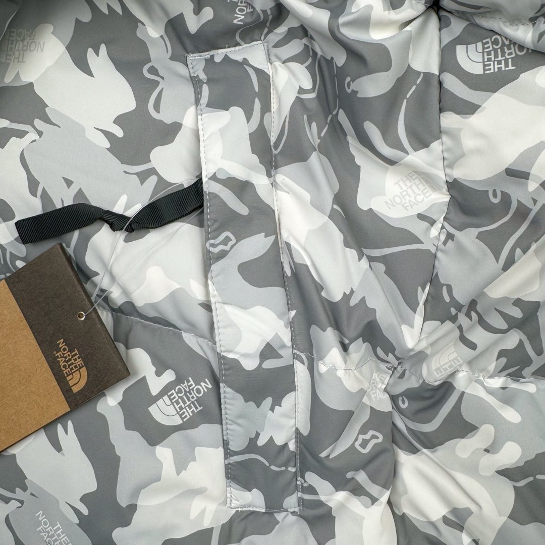 图片[16]-＃TZD TheNorthFace 1996 Nuptse 4NCH 北面拼色户外经典潮牌羽绒服 美国原厂原版数据开版 比例协调、宽松、保暖、时尚 真正原厂内部数据 最大可穿至230斤左右【非市面为节约成本而缩小版型】建议对比尺码表参数 全新进口百灵达绣花机定制万针电绣 采用进口7号针 进口绣线 保证每字饱满、立体、清晰 可称最贵绣标 采用国标90白鸭绒填充 保暖性能更出色 轻便不厚重 压缩后的蓬松度恢复性好 原厂定制40D格子四级防水布料 独家采用原版一致单层布料做法【非市面通货内加胆布】采用单层布料考验了布料及羽绒必须要达标 防止跑绒 并保证手感及膨松度 内里采用尼龙nylon双重双层封禁设计 不会出现任何跑绒现象 内置抽拉绳扣的可调节下摆 可防风防寒 拉链采用吉田YKK原厂定制 刻字清晰 质感完美顺滑 建议比较可供过毒验货 辅料及扣子均采用原版一样铜芯弹簧【非市面铁芯弹簧】可对比了解更多细节 只做市场最高版本 袖口六角扣标志着同步原版一样的六角扣 真正做到和原版一摸一样 不诋毁 不浮夸 真实且不需要太多文案 因为专注 所以专业！ 尺码：XS S M L XL XXL-选品中心