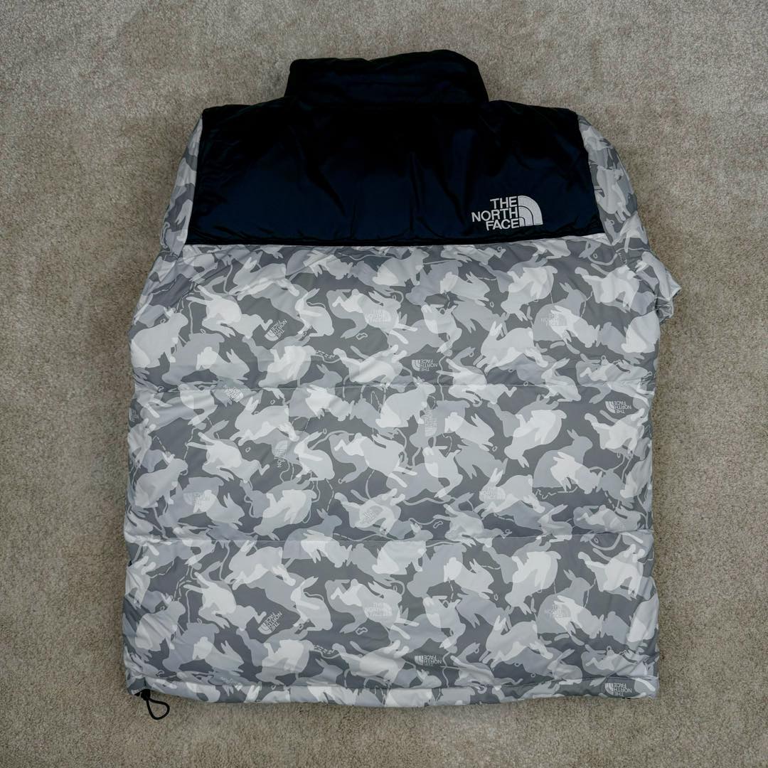 图片[3]-＃TZD TheNorthFace 1996 Nuptse 4NCH 北面拼色户外经典潮牌羽绒服 美国原厂原版数据开版 比例协调、宽松、保暖、时尚 真正原厂内部数据 最大可穿至230斤左右【非市面为节约成本而缩小版型】建议对比尺码表参数 全新进口百灵达绣花机定制万针电绣 采用进口7号针 进口绣线 保证每字饱满、立体、清晰 可称最贵绣标 采用国标90白鸭绒填充 保暖性能更出色 轻便不厚重 压缩后的蓬松度恢复性好 原厂定制40D格子四级防水布料 独家采用原版一致单层布料做法【非市面通货内加胆布】采用单层布料考验了布料及羽绒必须要达标 防止跑绒 并保证手感及膨松度 内里采用尼龙nylon双重双层封禁设计 不会出现任何跑绒现象 内置抽拉绳扣的可调节下摆 可防风防寒 拉链采用吉田YKK原厂定制 刻字清晰 质感完美顺滑 建议比较可供过毒验货 辅料及扣子均采用原版一样铜芯弹簧【非市面铁芯弹簧】可对比了解更多细节 只做市场最高版本 袖口六角扣标志着同步原版一样的六角扣 真正做到和原版一摸一样 不诋毁 不浮夸 真实且不需要太多文案 因为专注 所以专业！ 尺码：XS S M L XL XXL-选品中心