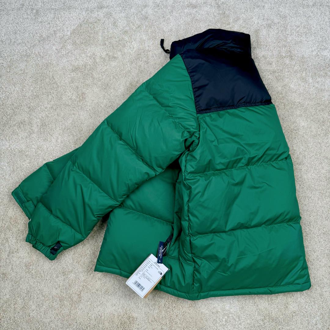 图片[4]-＃TZD TheNorthFace 1996 Nuptse 4NCH 北面拼色户外经典潮牌羽绒服 美国原厂原版数据开版 比例协调、宽松、保暖、时尚 真正原厂内部数据 最大可穿至230斤左右【非市面为节约成本而缩小版型】建议对比尺码表参数 全新进口百灵达绣花机定制万针电绣 采用进口7号针 进口绣线 保证每字饱满、立体、清晰 可称最贵绣标 采用国标90白鸭绒填充 保暖性能更出色 轻便不厚重 压缩后的蓬松度恢复性好 原厂定制40D格子四级防水布料 独家采用原版一致单层布料做法【非市面通货内加胆布】采用单层布料考验了布料及羽绒必须要达标 防止跑绒 并保证手感及膨松度 内里采用尼龙nylon双重双层封禁设计 不会出现任何跑绒现象 内置抽拉绳扣的可调节下摆 可防风防寒 拉链采用吉田YKK原厂定制 刻字清晰 质感完美顺滑 建议比较可供过毒验货 辅料及扣子均采用原版一样铜芯弹簧【非市面铁芯弹簧】可对比了解更多细节 只做市场最高版本 袖口六角扣标志着同步原版一样的六角扣 真正做到和原版一摸一样 不诋毁 不浮夸 真实且不需要太多文案 因为专注 所以专业！ 尺码：XS S M L XL XXL-选品中心