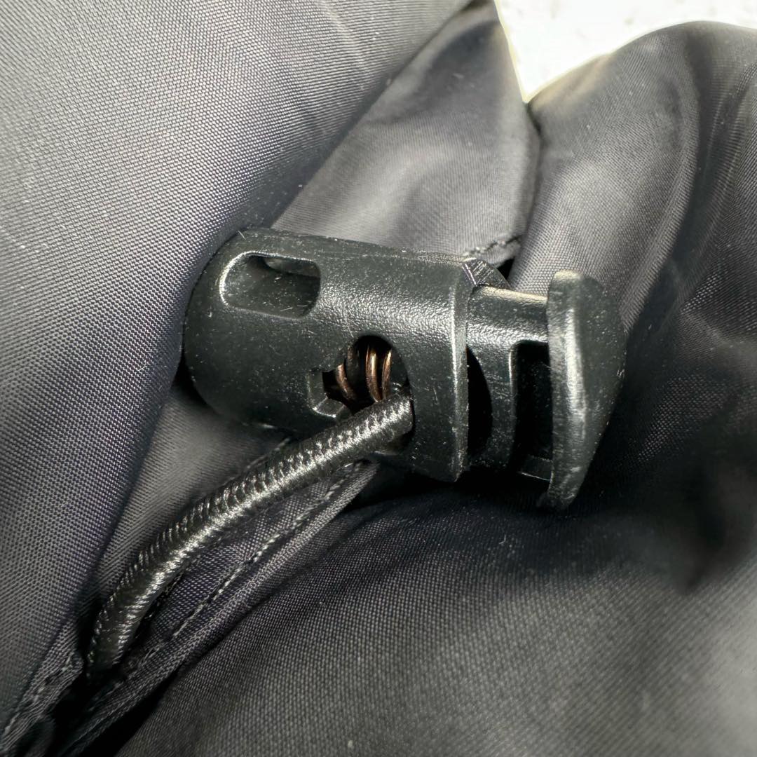 图片[14]-＃TZD TheNorthFace 1996 Nuptse 4NCH 北面拼色户外经典潮牌羽绒服 美国原厂原版数据开版 比例协调、宽松、保暖、时尚 真正原厂内部数据 最大可穿至230斤左右【非市面为节约成本而缩小版型】建议对比尺码表参数 全新进口百灵达绣花机定制万针电绣 采用进口7号针 进口绣线 保证每字饱满、立体、清晰 可称最贵绣标 采用国标90白鸭绒填充 保暖性能更出色 轻便不厚重 压缩后的蓬松度恢复性好 原厂定制40D格子四级防水布料 独家采用原版一致单层布料做法【非市面通货内加胆布】采用单层布料考验了布料及羽绒必须要达标 防止跑绒 并保证手感及膨松度 内里采用尼龙nylon双重双层封禁设计 不会出现任何跑绒现象 内置抽拉绳扣的可调节下摆 可防风防寒 拉链采用吉田YKK原厂定制 刻字清晰 质感完美顺滑 建议比较可供过毒验货 辅料及扣子均采用原版一样铜芯弹簧【非市面铁芯弹簧】可对比了解更多细节 只做市场最高版本 袖口六角扣标志着同步原版一样的六角扣 真正做到和原版一摸一样 不诋毁 不浮夸 真实且不需要太多文案 因为专注 所以专业！ 尺码：XS S M L XL XXL-选品中心