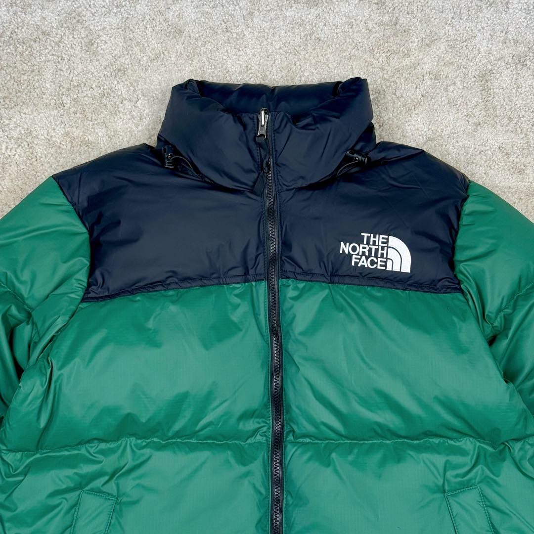 图片[5]-＃TZD TheNorthFace 1996 Nuptse 4NCH 北面拼色户外经典潮牌羽绒服 美国原厂原版数据开版 比例协调、宽松、保暖、时尚 真正原厂内部数据 最大可穿至230斤左右【非市面为节约成本而缩小版型】建议对比尺码表参数 全新进口百灵达绣花机定制万针电绣 采用进口7号针 进口绣线 保证每字饱满、立体、清晰 可称最贵绣标 采用国标90白鸭绒填充 保暖性能更出色 轻便不厚重 压缩后的蓬松度恢复性好 原厂定制40D格子四级防水布料 独家采用原版一致单层布料做法【非市面通货内加胆布】采用单层布料考验了布料及羽绒必须要达标 防止跑绒 并保证手感及膨松度 内里采用尼龙nylon双重双层封禁设计 不会出现任何跑绒现象 内置抽拉绳扣的可调节下摆 可防风防寒 拉链采用吉田YKK原厂定制 刻字清晰 质感完美顺滑 建议比较可供过毒验货 辅料及扣子均采用原版一样铜芯弹簧【非市面铁芯弹簧】可对比了解更多细节 只做市场最高版本 袖口六角扣标志着同步原版一样的六角扣 真正做到和原版一摸一样 不诋毁 不浮夸 真实且不需要太多文案 因为专注 所以专业！ 尺码：XS S M L XL XXL-选品中心