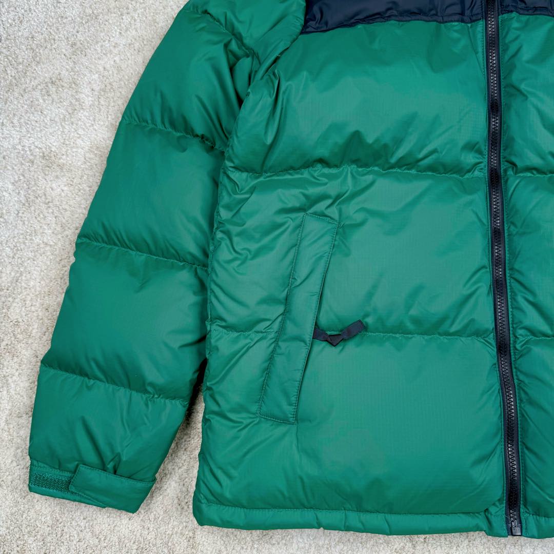 图片[6]-＃TZD TheNorthFace 1996 Nuptse 4NCH 北面拼色户外经典潮牌羽绒服 美国原厂原版数据开版 比例协调、宽松、保暖、时尚 真正原厂内部数据 最大可穿至230斤左右【非市面为节约成本而缩小版型】建议对比尺码表参数 全新进口百灵达绣花机定制万针电绣 采用进口7号针 进口绣线 保证每字饱满、立体、清晰 可称最贵绣标 采用国标90白鸭绒填充 保暖性能更出色 轻便不厚重 压缩后的蓬松度恢复性好 原厂定制40D格子四级防水布料 独家采用原版一致单层布料做法【非市面通货内加胆布】采用单层布料考验了布料及羽绒必须要达标 防止跑绒 并保证手感及膨松度 内里采用尼龙nylon双重双层封禁设计 不会出现任何跑绒现象 内置抽拉绳扣的可调节下摆 可防风防寒 拉链采用吉田YKK原厂定制 刻字清晰 质感完美顺滑 建议比较可供过毒验货 辅料及扣子均采用原版一样铜芯弹簧【非市面铁芯弹簧】可对比了解更多细节 只做市场最高版本 袖口六角扣标志着同步原版一样的六角扣 真正做到和原版一摸一样 不诋毁 不浮夸 真实且不需要太多文案 因为专注 所以专业！ 尺码：XS S M L XL XXL-选品中心