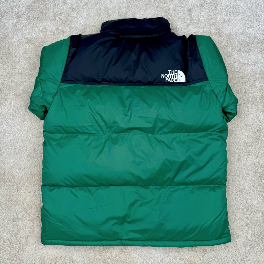 图片[3]-＃TZD TheNorthFace 1996 Nuptse 4NCH 北面拼色户外经典潮牌羽绒服 美国原厂原版数据开版 比例协调、宽松、保暖、时尚 真正原厂内部数据 最大可穿至230斤左右【非市面为节约成本而缩小版型】建议对比尺码表参数 全新进口百灵达绣花机定制万针电绣 采用进口7号针 进口绣线 保证每字饱满、立体、清晰 可称最贵绣标 采用国标90白鸭绒填充 保暖性能更出色 轻便不厚重 压缩后的蓬松度恢复性好 原厂定制40D格子四级防水布料 独家采用原版一致单层布料做法【非市面通货内加胆布】采用单层布料考验了布料及羽绒必须要达标 防止跑绒 并保证手感及膨松度 内里采用尼龙nylon双重双层封禁设计 不会出现任何跑绒现象 内置抽拉绳扣的可调节下摆 可防风防寒 拉链采用吉田YKK原厂定制 刻字清晰 质感完美顺滑 建议比较可供过毒验货 辅料及扣子均采用原版一样铜芯弹簧【非市面铁芯弹簧】可对比了解更多细节 只做市场最高版本 袖口六角扣标志着同步原版一样的六角扣 真正做到和原版一摸一样 不诋毁 不浮夸 真实且不需要太多文案 因为专注 所以专业！ 尺码：XS S M L XL XXL-选品中心
