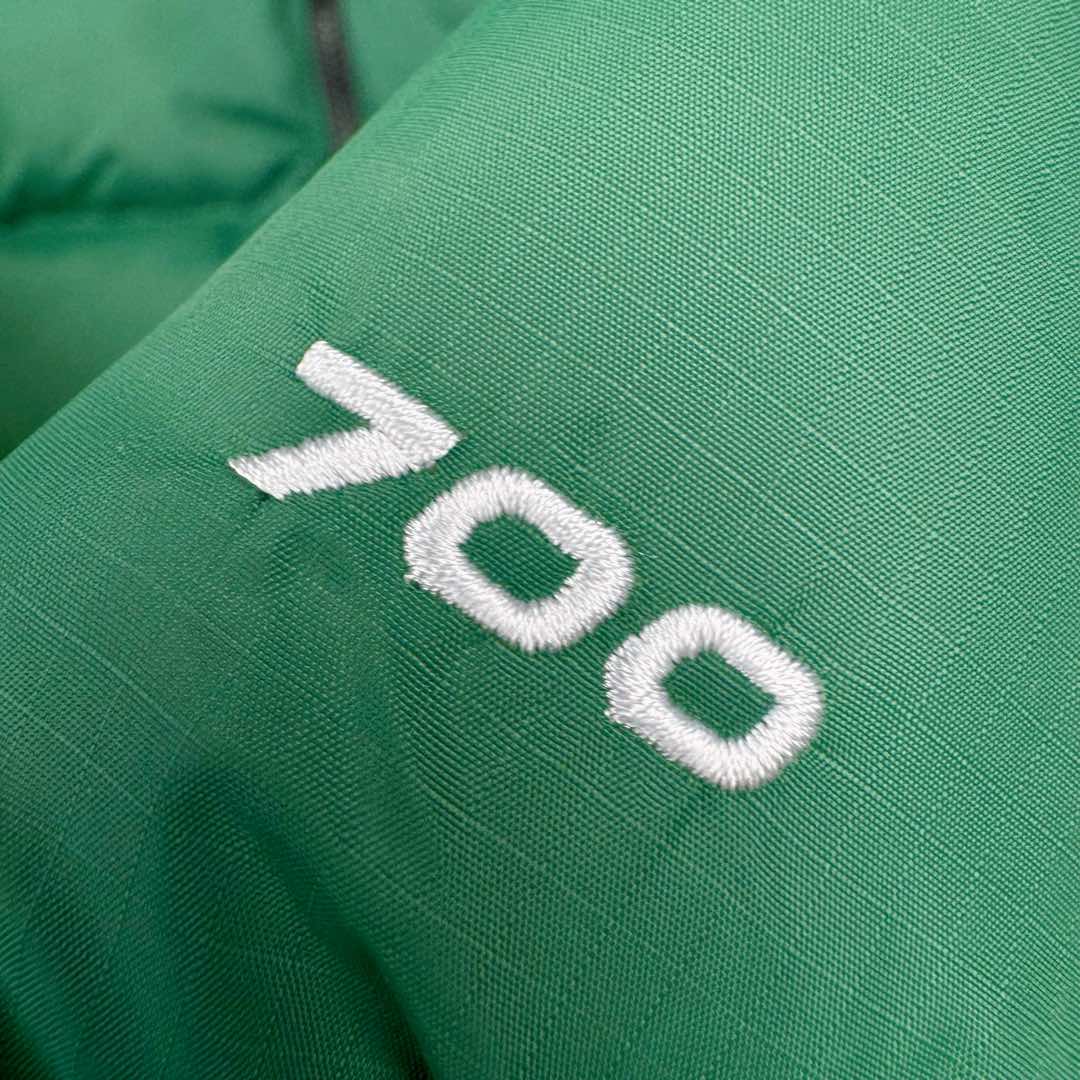 图片[11]-＃TZD TheNorthFace 1996 Nuptse 4NCH 北面拼色户外经典潮牌羽绒服 美国原厂原版数据开版 比例协调、宽松、保暖、时尚 真正原厂内部数据 最大可穿至230斤左右【非市面为节约成本而缩小版型】建议对比尺码表参数 全新进口百灵达绣花机定制万针电绣 采用进口7号针 进口绣线 保证每字饱满、立体、清晰 可称最贵绣标 采用国标90白鸭绒填充 保暖性能更出色 轻便不厚重 压缩后的蓬松度恢复性好 原厂定制40D格子四级防水布料 独家采用原版一致单层布料做法【非市面通货内加胆布】采用单层布料考验了布料及羽绒必须要达标 防止跑绒 并保证手感及膨松度 内里采用尼龙nylon双重双层封禁设计 不会出现任何跑绒现象 内置抽拉绳扣的可调节下摆 可防风防寒 拉链采用吉田YKK原厂定制 刻字清晰 质感完美顺滑 建议比较可供过毒验货 辅料及扣子均采用原版一样铜芯弹簧【非市面铁芯弹簧】可对比了解更多细节 只做市场最高版本 袖口六角扣标志着同步原版一样的六角扣 真正做到和原版一摸一样 不诋毁 不浮夸 真实且不需要太多文案 因为专注 所以专业！ 尺码：XS S M L XL XXL-选品中心