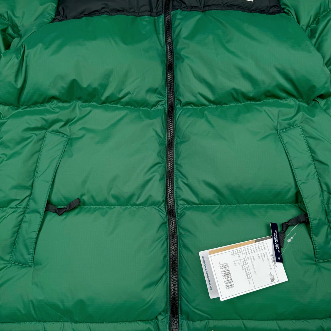 图片[9]-＃TZD TheNorthFace 1996 Nuptse 4NCH 北面拼色户外经典潮牌羽绒服 美国原厂原版数据开版 比例协调、宽松、保暖、时尚 真正原厂内部数据 最大可穿至230斤左右【非市面为节约成本而缩小版型】建议对比尺码表参数 全新进口百灵达绣花机定制万针电绣 采用进口7号针 进口绣线 保证每字饱满、立体、清晰 可称最贵绣标 采用国标90白鸭绒填充 保暖性能更出色 轻便不厚重 压缩后的蓬松度恢复性好 原厂定制40D格子四级防水布料 独家采用原版一致单层布料做法【非市面通货内加胆布】采用单层布料考验了布料及羽绒必须要达标 防止跑绒 并保证手感及膨松度 内里采用尼龙nylon双重双层封禁设计 不会出现任何跑绒现象 内置抽拉绳扣的可调节下摆 可防风防寒 拉链采用吉田YKK原厂定制 刻字清晰 质感完美顺滑 建议比较可供过毒验货 辅料及扣子均采用原版一样铜芯弹簧【非市面铁芯弹簧】可对比了解更多细节 只做市场最高版本 袖口六角扣标志着同步原版一样的六角扣 真正做到和原版一摸一样 不诋毁 不浮夸 真实且不需要太多文案 因为专注 所以专业！ 尺码：XS S M L XL XXL-选品中心