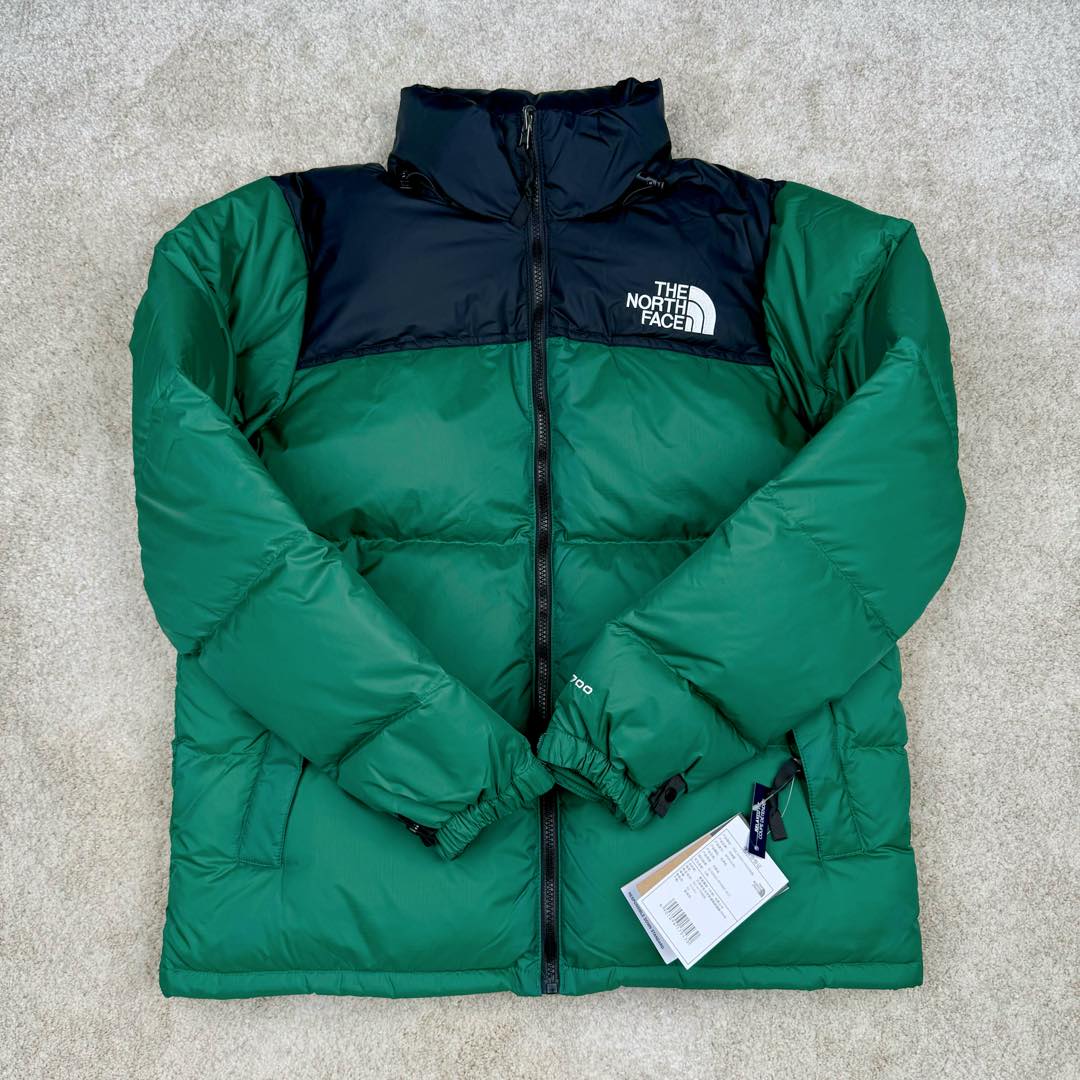 图片[2]-＃TZD TheNorthFace 1996 Nuptse 4NCH 北面拼色户外经典潮牌羽绒服 美国原厂原版数据开版 比例协调、宽松、保暖、时尚 真正原厂内部数据 最大可穿至230斤左右【非市面为节约成本而缩小版型】建议对比尺码表参数 全新进口百灵达绣花机定制万针电绣 采用进口7号针 进口绣线 保证每字饱满、立体、清晰 可称最贵绣标 采用国标90白鸭绒填充 保暖性能更出色 轻便不厚重 压缩后的蓬松度恢复性好 原厂定制40D格子四级防水布料 独家采用原版一致单层布料做法【非市面通货内加胆布】采用单层布料考验了布料及羽绒必须要达标 防止跑绒 并保证手感及膨松度 内里采用尼龙nylon双重双层封禁设计 不会出现任何跑绒现象 内置抽拉绳扣的可调节下摆 可防风防寒 拉链采用吉田YKK原厂定制 刻字清晰 质感完美顺滑 建议比较可供过毒验货 辅料及扣子均采用原版一样铜芯弹簧【非市面铁芯弹簧】可对比了解更多细节 只做市场最高版本 袖口六角扣标志着同步原版一样的六角扣 真正做到和原版一摸一样 不诋毁 不浮夸 真实且不需要太多文案 因为专注 所以专业！ 尺码：XS S M L XL XXL-选品中心