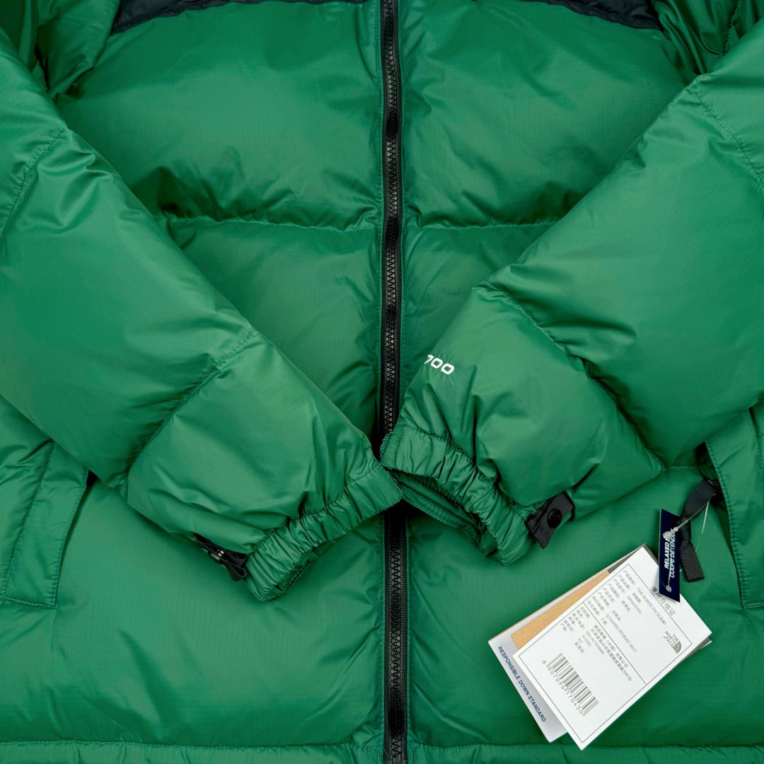 图片[10]-＃TZD TheNorthFace 1996 Nuptse 4NCH 北面拼色户外经典潮牌羽绒服 美国原厂原版数据开版 比例协调、宽松、保暖、时尚 真正原厂内部数据 最大可穿至230斤左右【非市面为节约成本而缩小版型】建议对比尺码表参数 全新进口百灵达绣花机定制万针电绣 采用进口7号针 进口绣线 保证每字饱满、立体、清晰 可称最贵绣标 采用国标90白鸭绒填充 保暖性能更出色 轻便不厚重 压缩后的蓬松度恢复性好 原厂定制40D格子四级防水布料 独家采用原版一致单层布料做法【非市面通货内加胆布】采用单层布料考验了布料及羽绒必须要达标 防止跑绒 并保证手感及膨松度 内里采用尼龙nylon双重双层封禁设计 不会出现任何跑绒现象 内置抽拉绳扣的可调节下摆 可防风防寒 拉链采用吉田YKK原厂定制 刻字清晰 质感完美顺滑 建议比较可供过毒验货 辅料及扣子均采用原版一样铜芯弹簧【非市面铁芯弹簧】可对比了解更多细节 只做市场最高版本 袖口六角扣标志着同步原版一样的六角扣 真正做到和原版一摸一样 不诋毁 不浮夸 真实且不需要太多文案 因为专注 所以专业！ 尺码：XS S M L XL XXL-选品中心