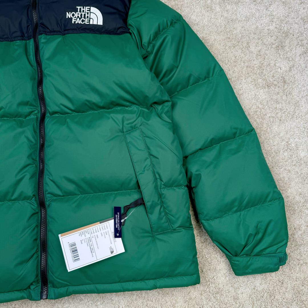 图片[7]-＃TZD TheNorthFace 1996 Nuptse 4NCH 北面拼色户外经典潮牌羽绒服 美国原厂原版数据开版 比例协调、宽松、保暖、时尚 真正原厂内部数据 最大可穿至230斤左右【非市面为节约成本而缩小版型】建议对比尺码表参数 全新进口百灵达绣花机定制万针电绣 采用进口7号针 进口绣线 保证每字饱满、立体、清晰 可称最贵绣标 采用国标90白鸭绒填充 保暖性能更出色 轻便不厚重 压缩后的蓬松度恢复性好 原厂定制40D格子四级防水布料 独家采用原版一致单层布料做法【非市面通货内加胆布】采用单层布料考验了布料及羽绒必须要达标 防止跑绒 并保证手感及膨松度 内里采用尼龙nylon双重双层封禁设计 不会出现任何跑绒现象 内置抽拉绳扣的可调节下摆 可防风防寒 拉链采用吉田YKK原厂定制 刻字清晰 质感完美顺滑 建议比较可供过毒验货 辅料及扣子均采用原版一样铜芯弹簧【非市面铁芯弹簧】可对比了解更多细节 只做市场最高版本 袖口六角扣标志着同步原版一样的六角扣 真正做到和原版一摸一样 不诋毁 不浮夸 真实且不需要太多文案 因为专注 所以专业！ 尺码：XS S M L XL XXL-选品中心