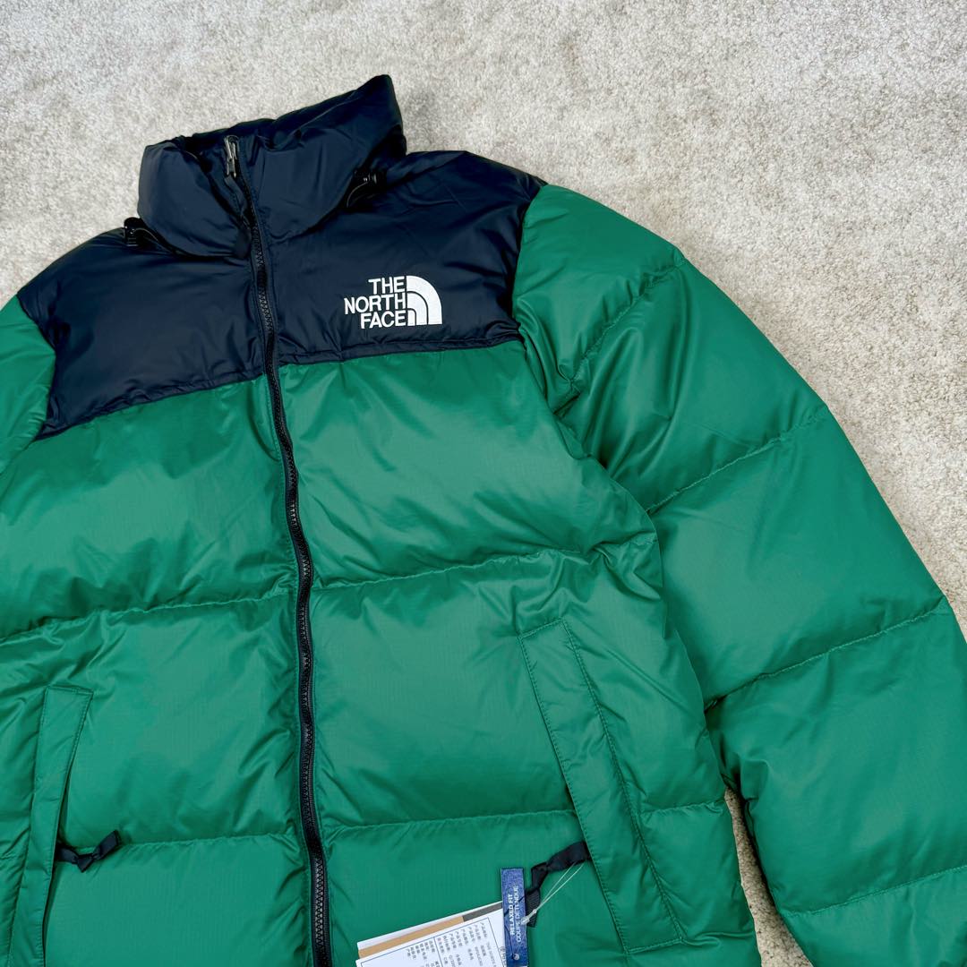 图片[8]-＃TZD TheNorthFace 1996 Nuptse 4NCH 北面拼色户外经典潮牌羽绒服 美国原厂原版数据开版 比例协调、宽松、保暖、时尚 真正原厂内部数据 最大可穿至230斤左右【非市面为节约成本而缩小版型】建议对比尺码表参数 全新进口百灵达绣花机定制万针电绣 采用进口7号针 进口绣线 保证每字饱满、立体、清晰 可称最贵绣标 采用国标90白鸭绒填充 保暖性能更出色 轻便不厚重 压缩后的蓬松度恢复性好 原厂定制40D格子四级防水布料 独家采用原版一致单层布料做法【非市面通货内加胆布】采用单层布料考验了布料及羽绒必须要达标 防止跑绒 并保证手感及膨松度 内里采用尼龙nylon双重双层封禁设计 不会出现任何跑绒现象 内置抽拉绳扣的可调节下摆 可防风防寒 拉链采用吉田YKK原厂定制 刻字清晰 质感完美顺滑 建议比较可供过毒验货 辅料及扣子均采用原版一样铜芯弹簧【非市面铁芯弹簧】可对比了解更多细节 只做市场最高版本 袖口六角扣标志着同步原版一样的六角扣 真正做到和原版一摸一样 不诋毁 不浮夸 真实且不需要太多文案 因为专注 所以专业！ 尺码：XS S M L XL XXL-选品中心