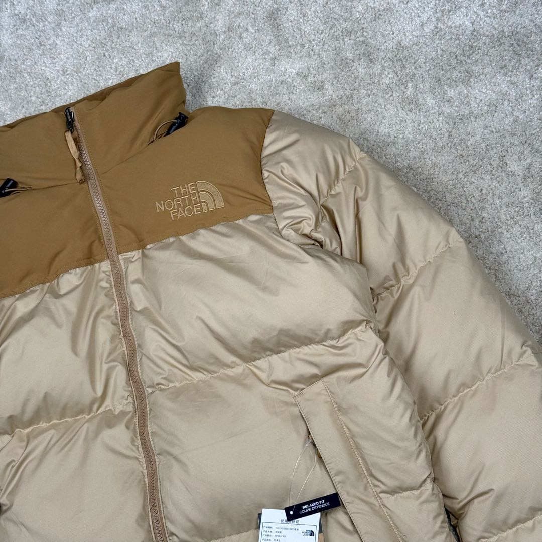 图片[9]-＃TZD TheNorthFace 1996 Nuptse 4NCH 北面拼色户外经典潮牌羽绒服 美国原厂原版数据开版 比例协调、宽松、保暖、时尚 真正原厂内部数据 最大可穿至230斤左右【非市面为节约成本而缩小版型】建议对比尺码表参数 全新进口百灵达绣花机定制万针电绣 采用进口7号针 进口绣线 保证每字饱满、立体、清晰 可称最贵绣标 采用国标90白鸭绒填充 保暖性能更出色 轻便不厚重 压缩后的蓬松度恢复性好 原厂定制40D格子四级防水布料 独家采用原版一致单层布料做法【非市面通货内加胆布】采用单层布料考验了布料及羽绒必须要达标 防止跑绒 并保证手感及膨松度 内里采用尼龙nylon双重双层封禁设计 不会出现任何跑绒现象 内置抽拉绳扣的可调节下摆 可防风防寒 拉链采用吉田YKK原厂定制 刻字清晰 质感完美顺滑 建议比较可供过毒验货 辅料及扣子均采用原版一样铜芯弹簧【非市面铁芯弹簧】可对比了解更多细节 只做市场最高版本 袖口六角扣标志着同步原版一样的六角扣 真正做到和原版一摸一样 不诋毁 不浮夸 真实且不需要太多文案 因为专注 所以专业！ 尺码：XS S M L XL XXL-选品中心